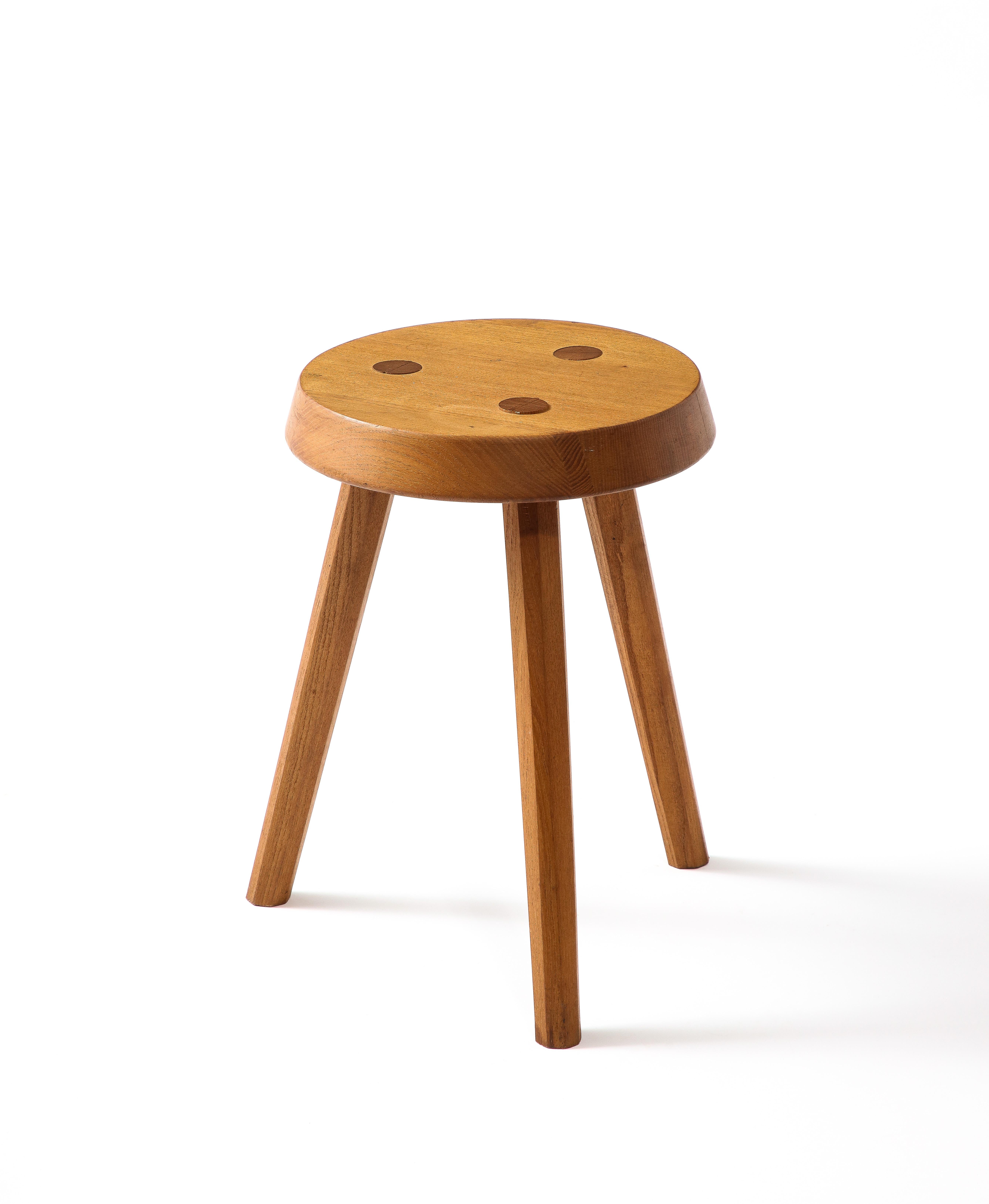 Français Tabouret tripode à la manière de Perriand, France années 1950 en vente