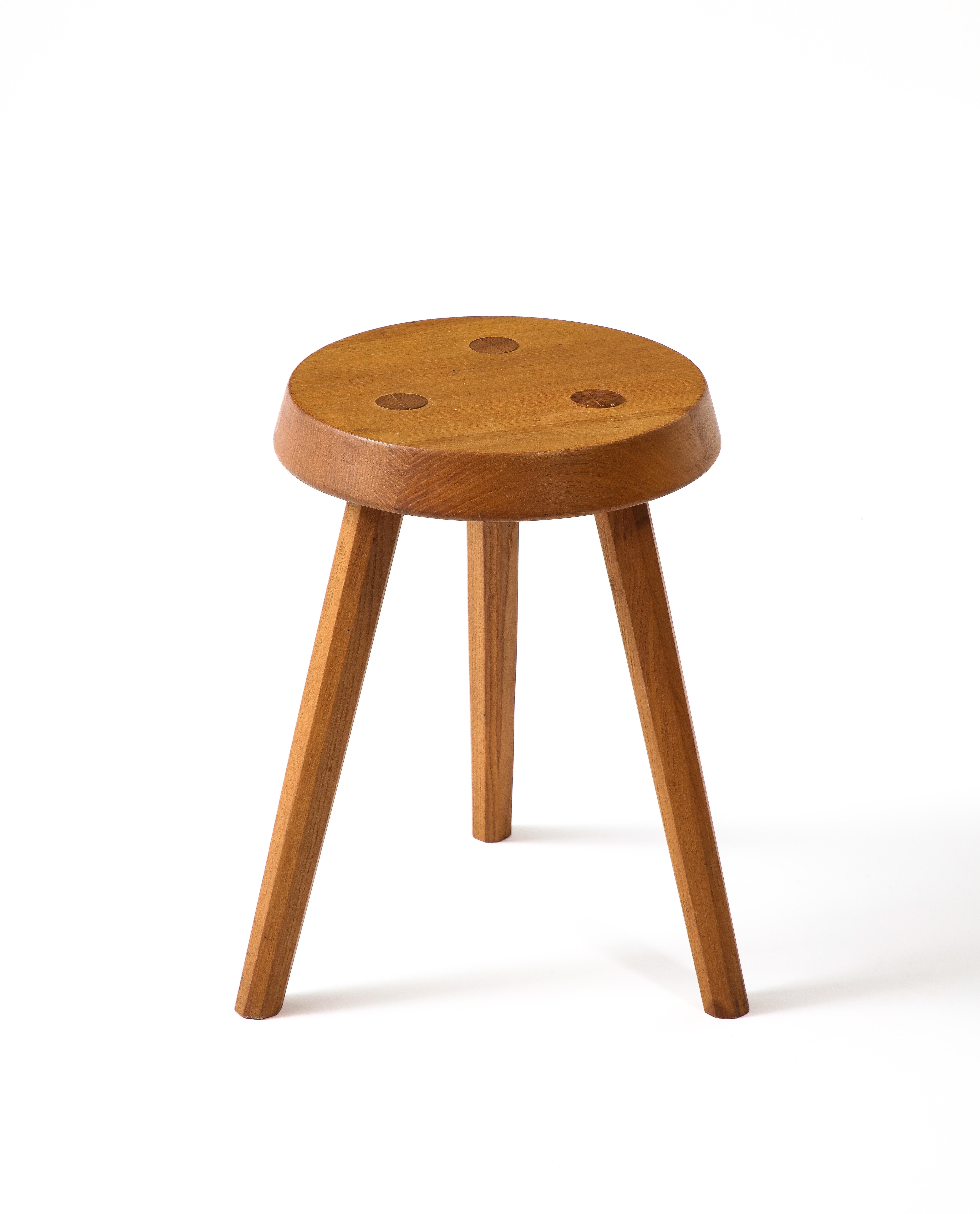 Sculpté Tabouret tripode à la manière de Perriand, France années 1950 en vente