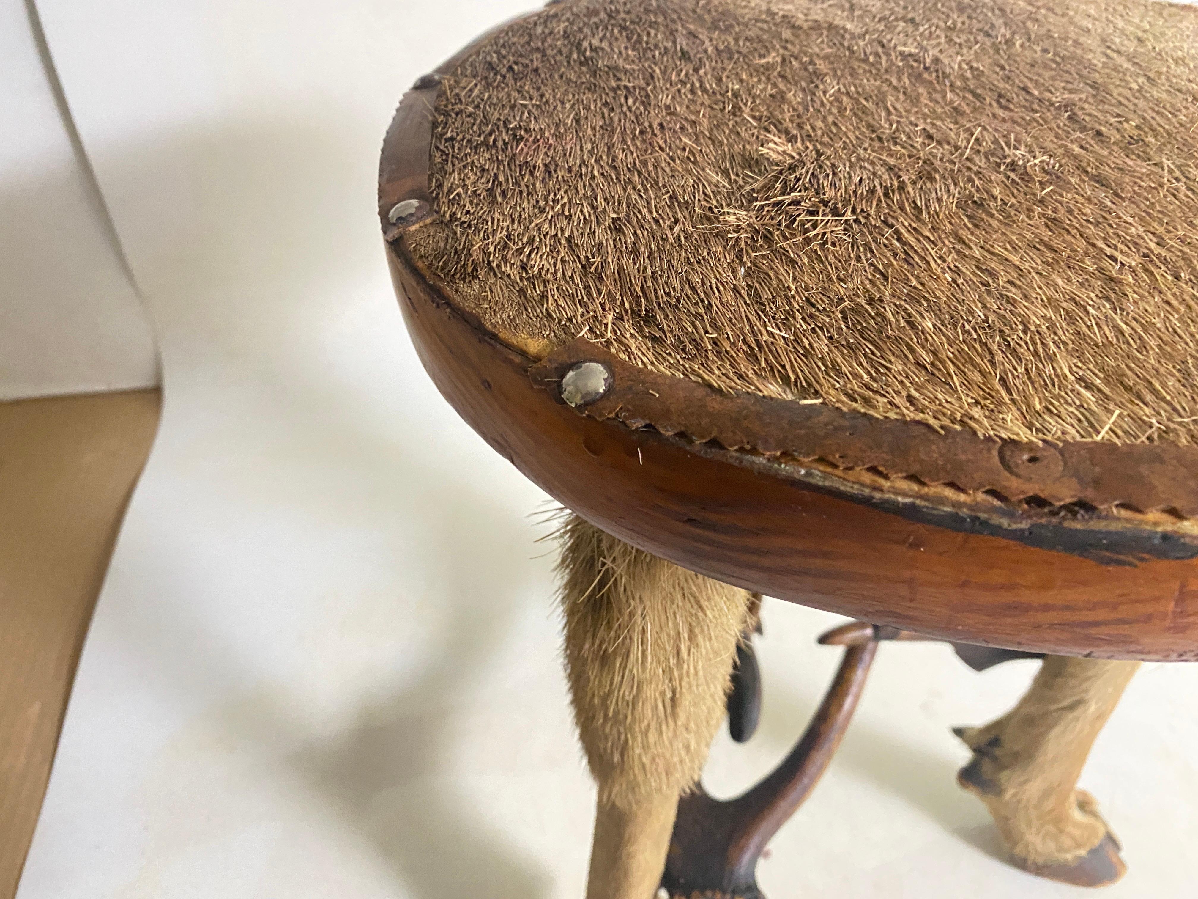 Tripod Stool Mountain Style Horn wood France 1970 In Fair Condition For Sale In Auribeau sur Siagne, FR