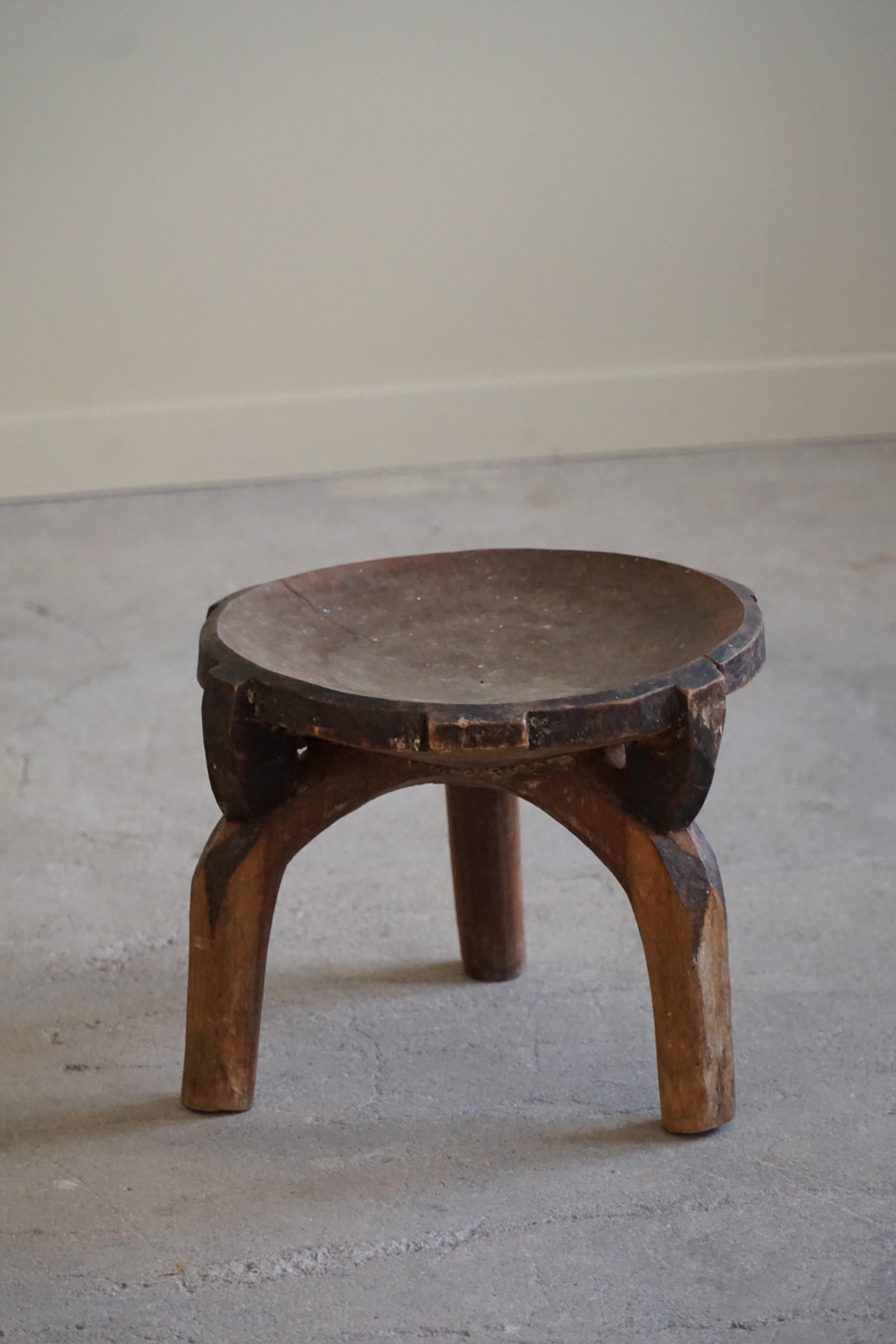 Mid-Century Modern Tabouret / table d'appoint tripode en Wood Solid, style Wabi Sabi, fabriqué en Afrique, années 1950 en vente