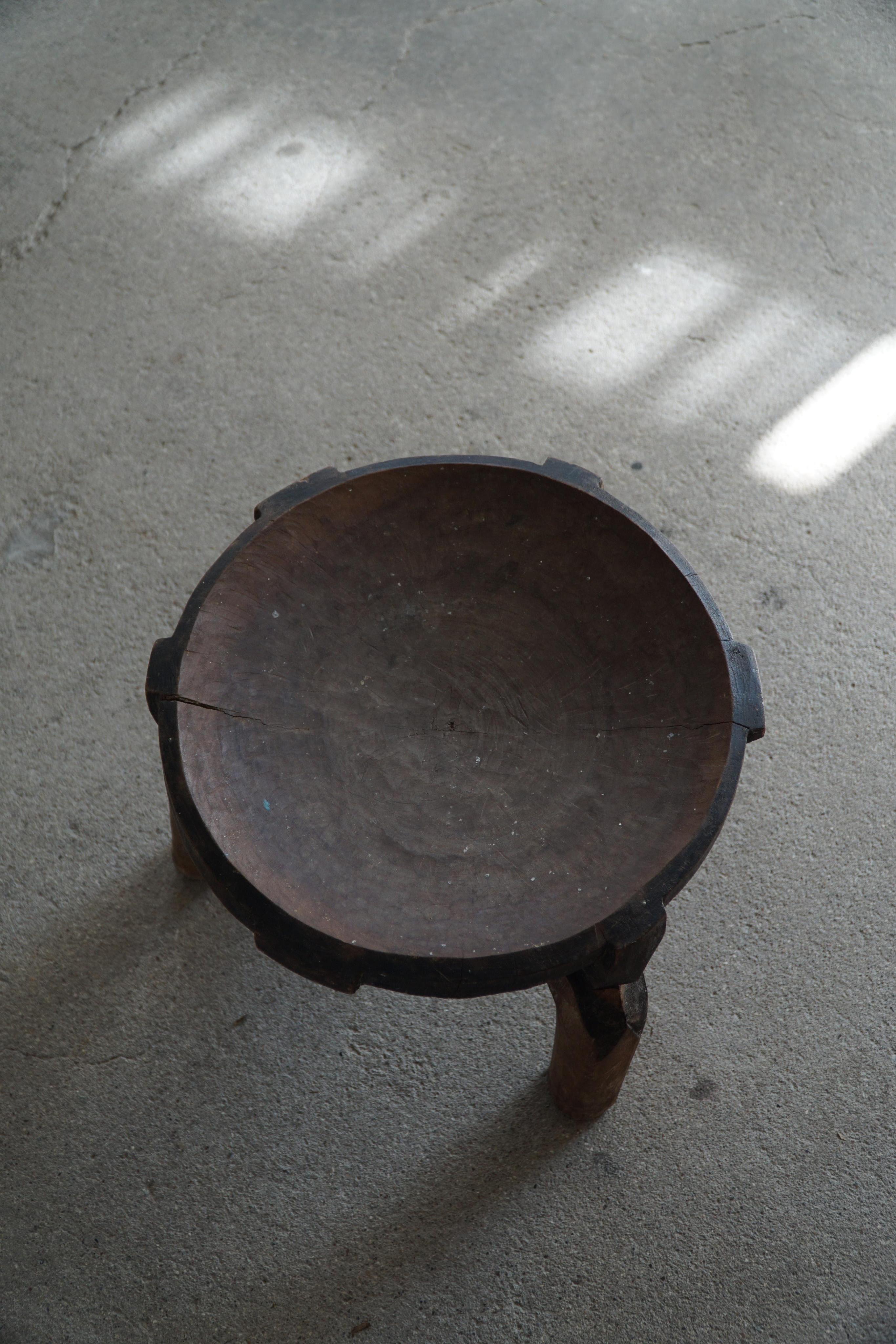 Africain Tabouret / table d'appoint tripode en Wood Solid, style Wabi Sabi, fabriqué en Afrique, années 1950 en vente