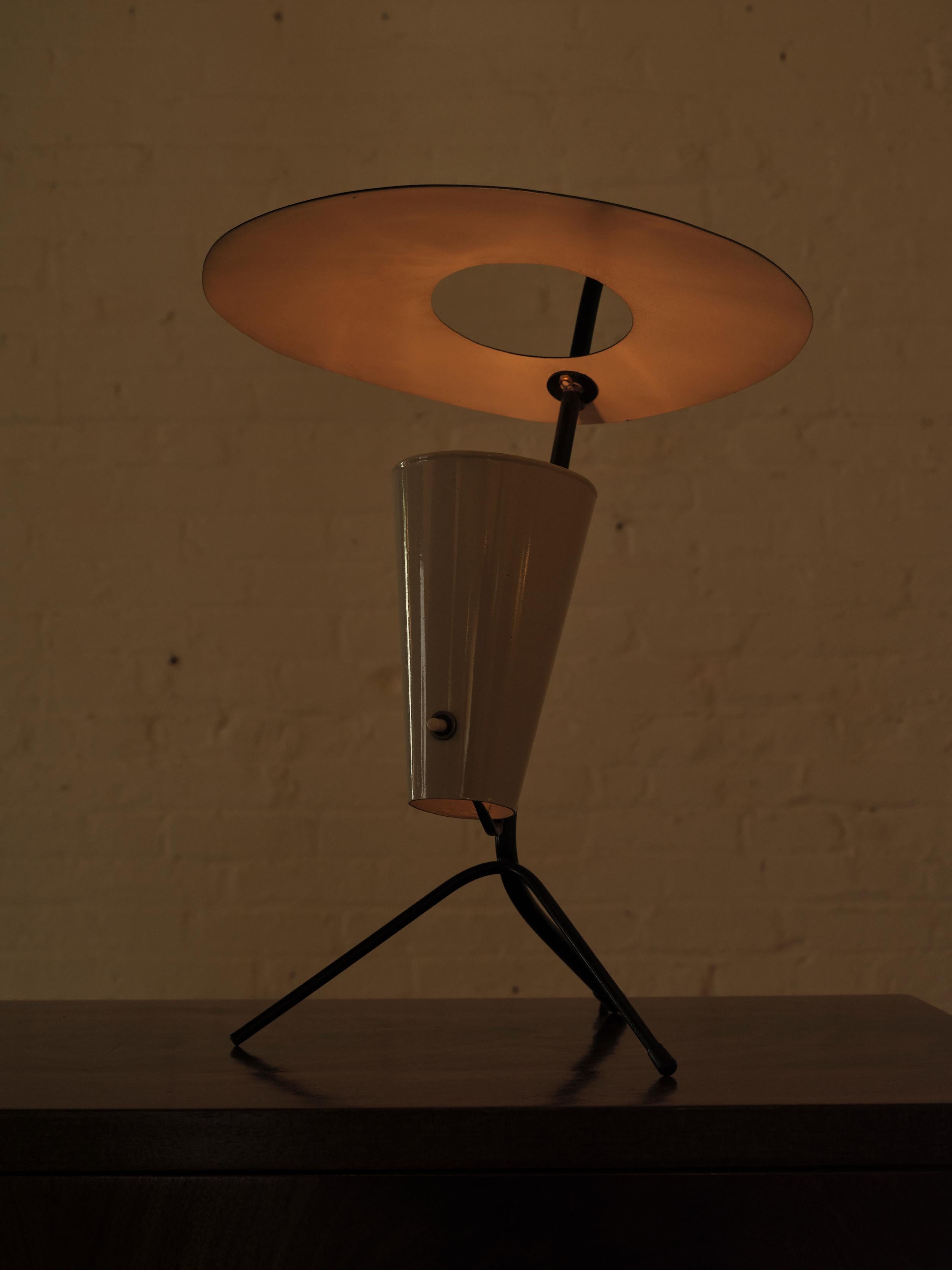 Mid-Century Modern Lampe de table à trois pieds attribuée à Pierre Guariche en vente