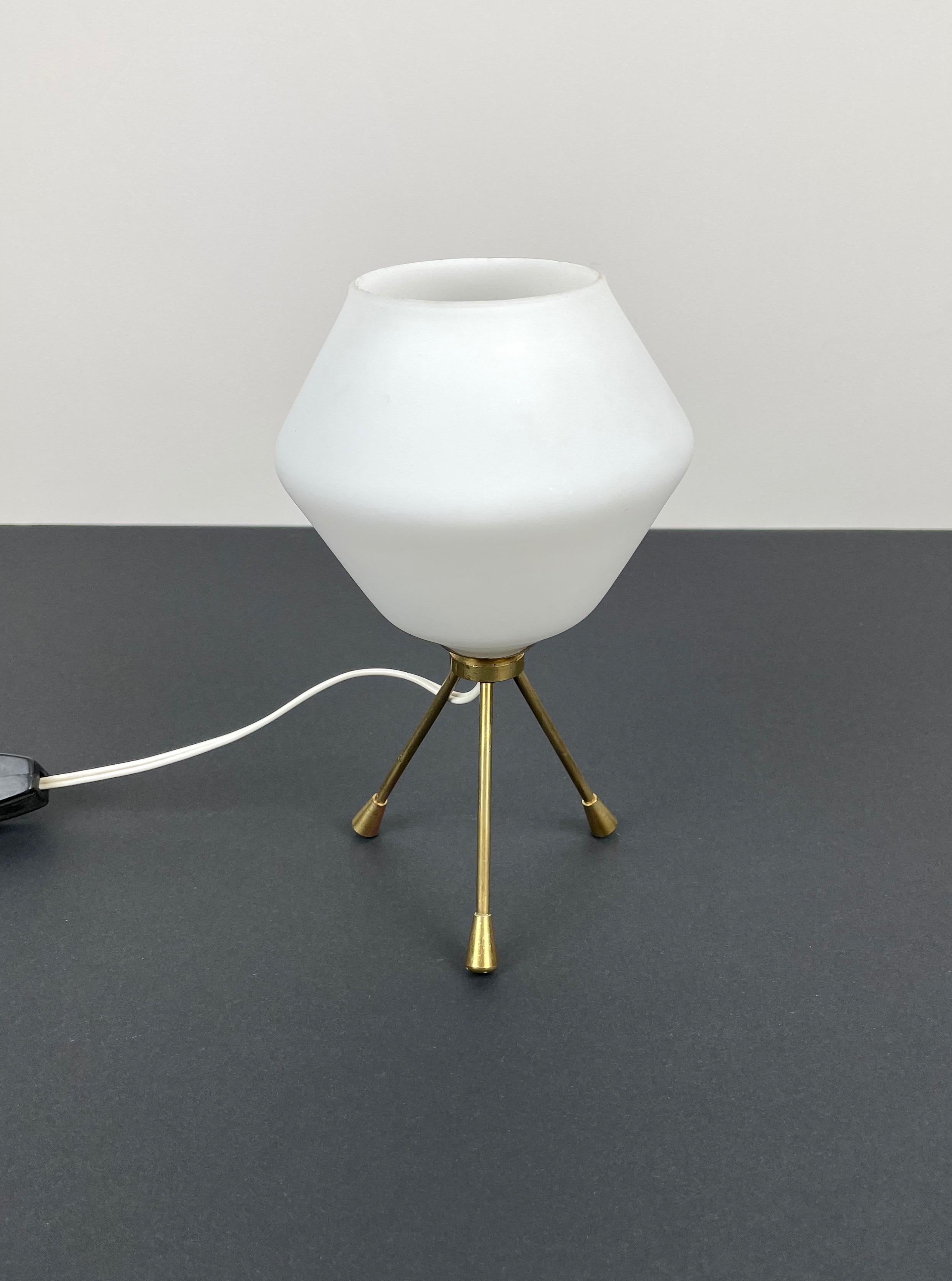 Lampe de table tripode en laiton et verre opalin. Fabriqué en Italie dans les années 1960.