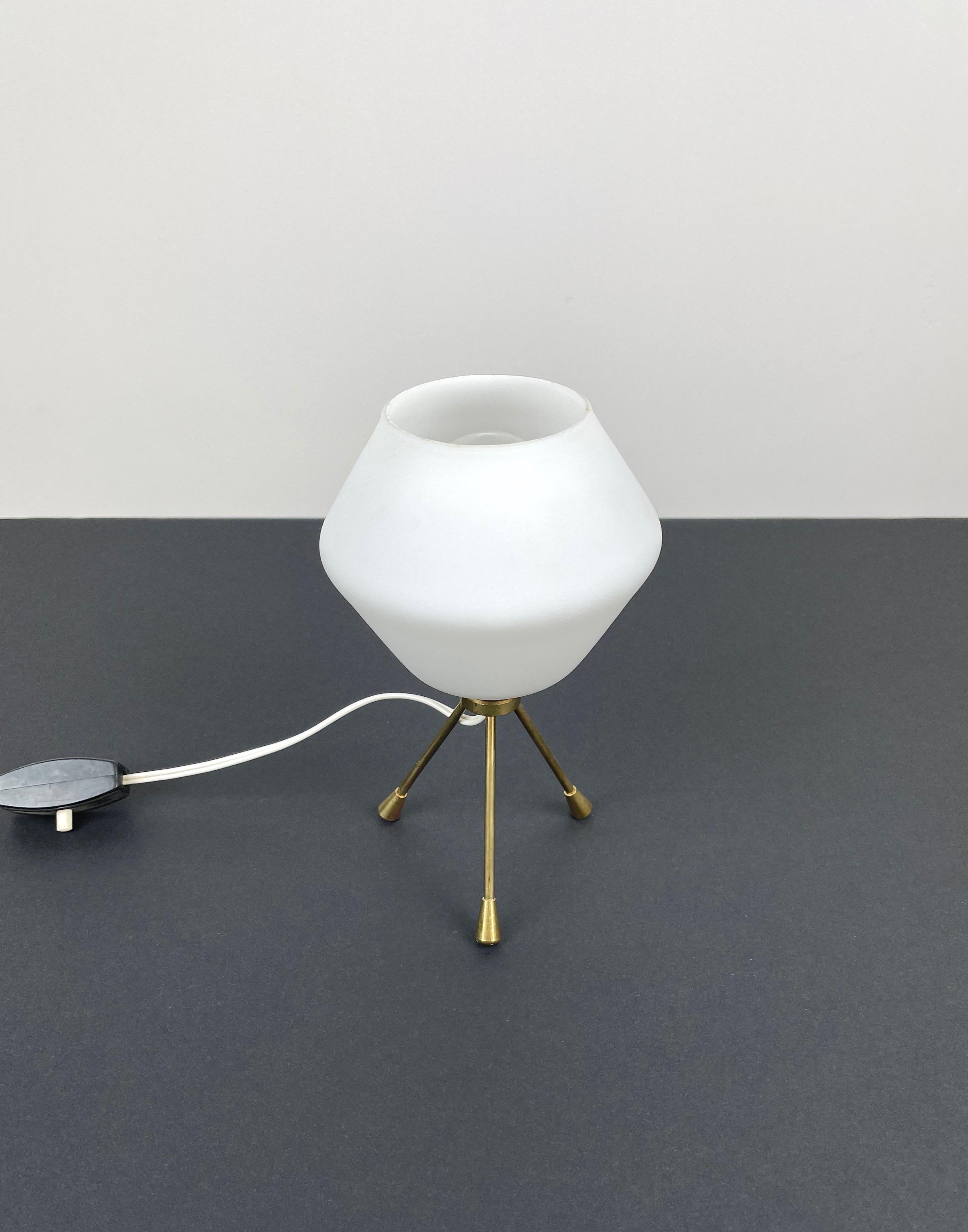 Mid-Century Modern Lampe de bureau tripode en laiton et verre opalin, Italie, années 1960 en vente