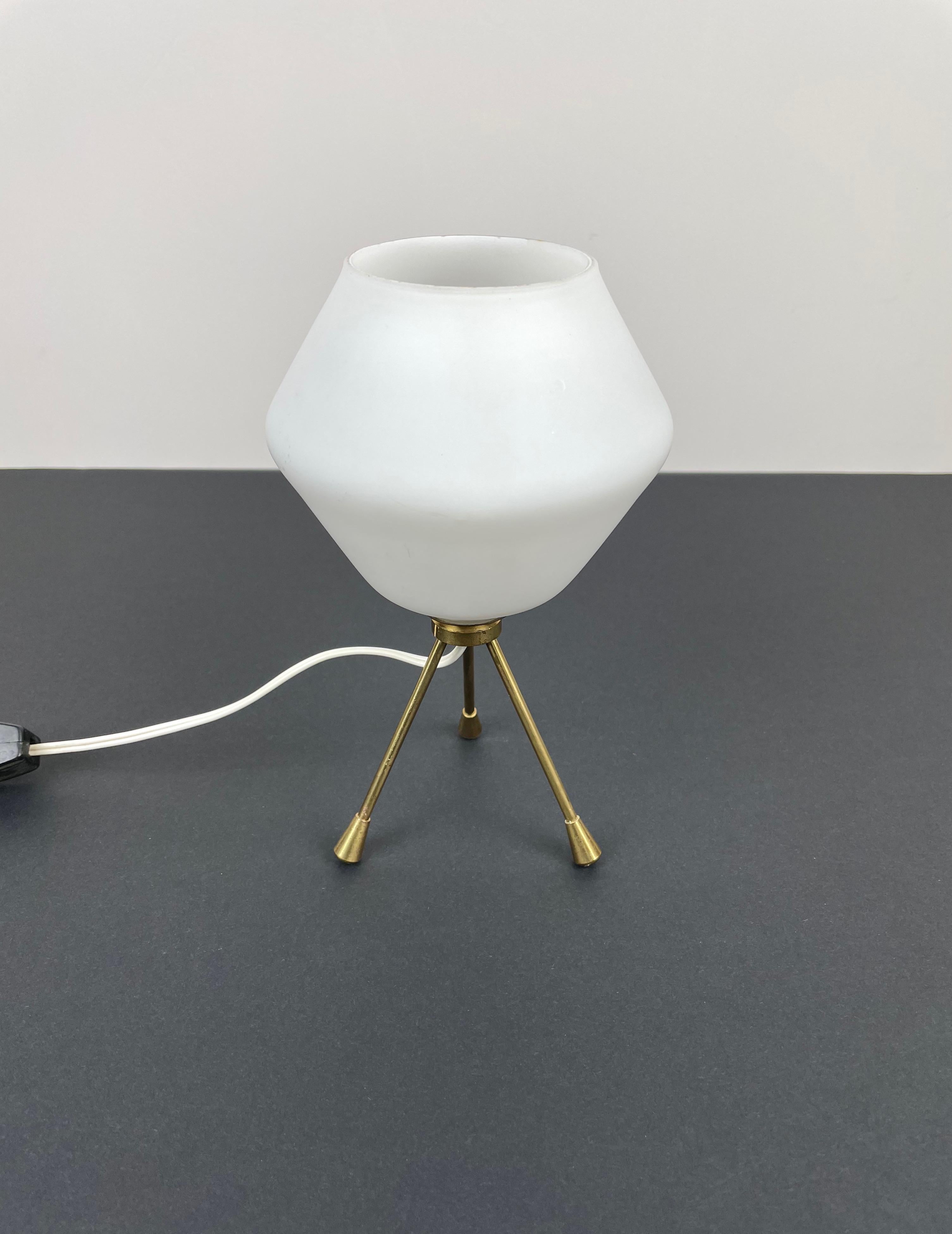 Lampe de bureau à trois pieds en laiton et verre opalin, Italie, années 1960 Bon état - En vente à Rome, IT