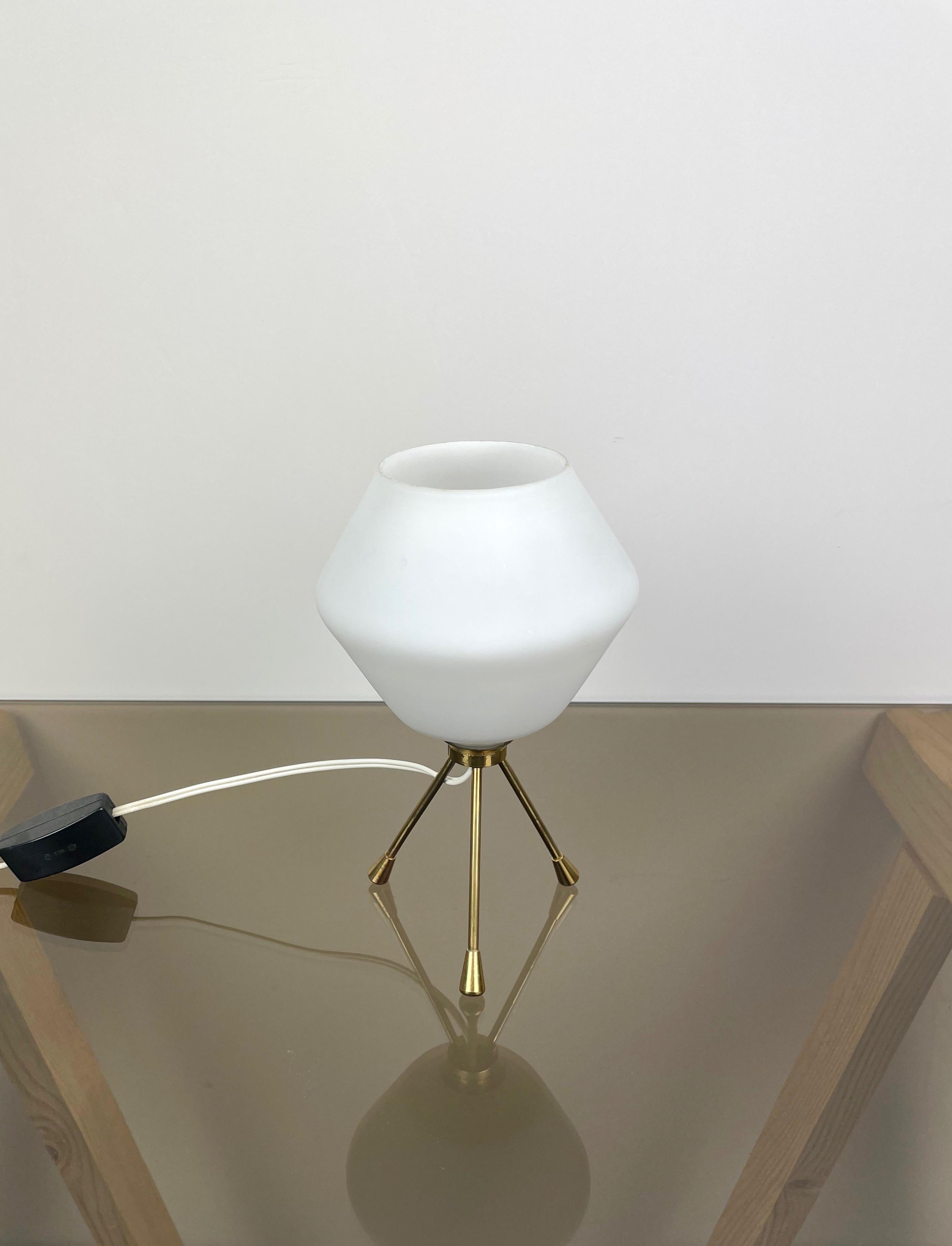 Lampe de bureau à trois pieds en laiton et verre opalin, Italie, années 1960 en vente 1