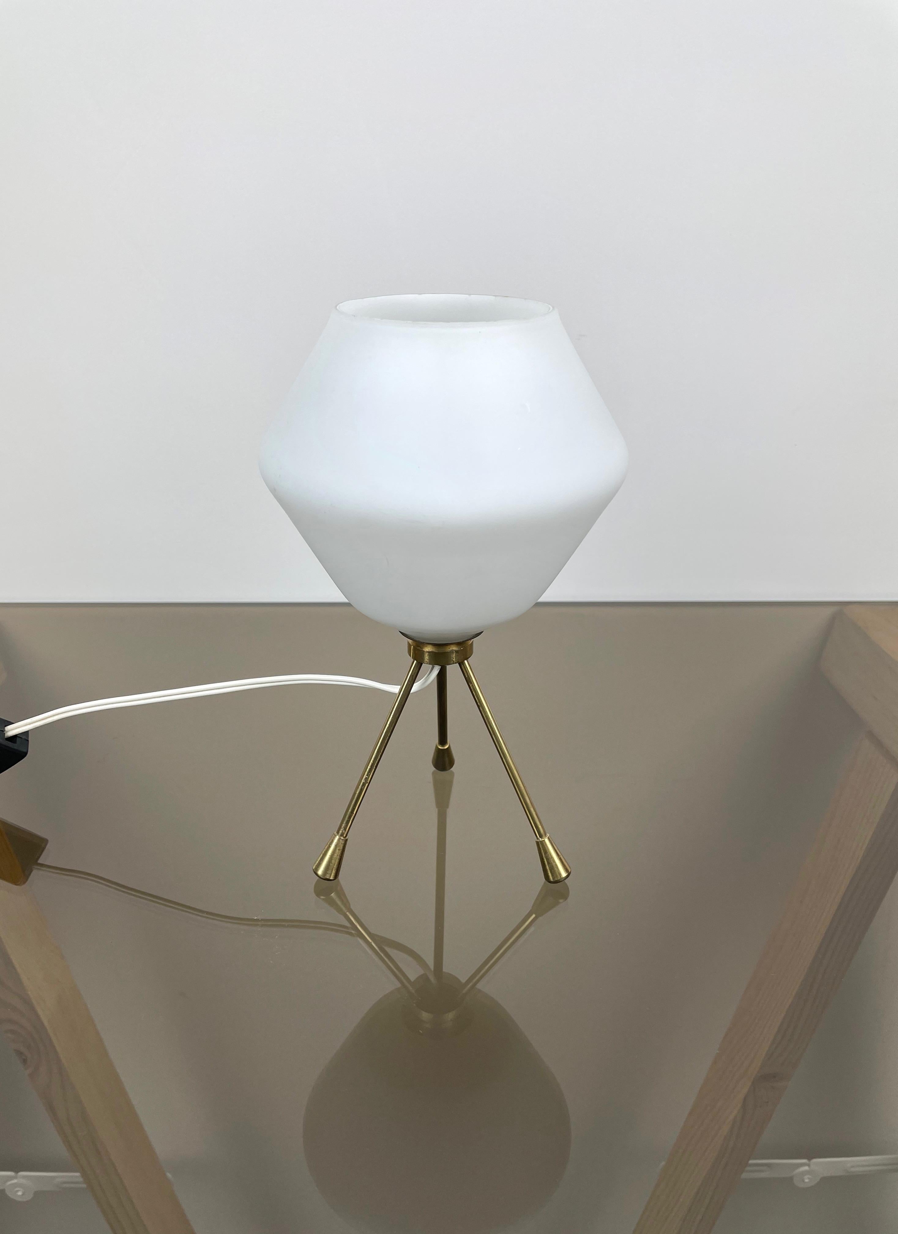 Lampe de bureau à trois pieds en laiton et verre opalin, Italie, années 1960 en vente 2