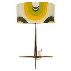 Lampada da tavolo a treppiede