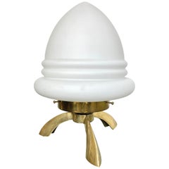 Lampada da tavolo a treppiede in vetro opalino e ottone Angelo Lelli, stile A Space Age, anni '60