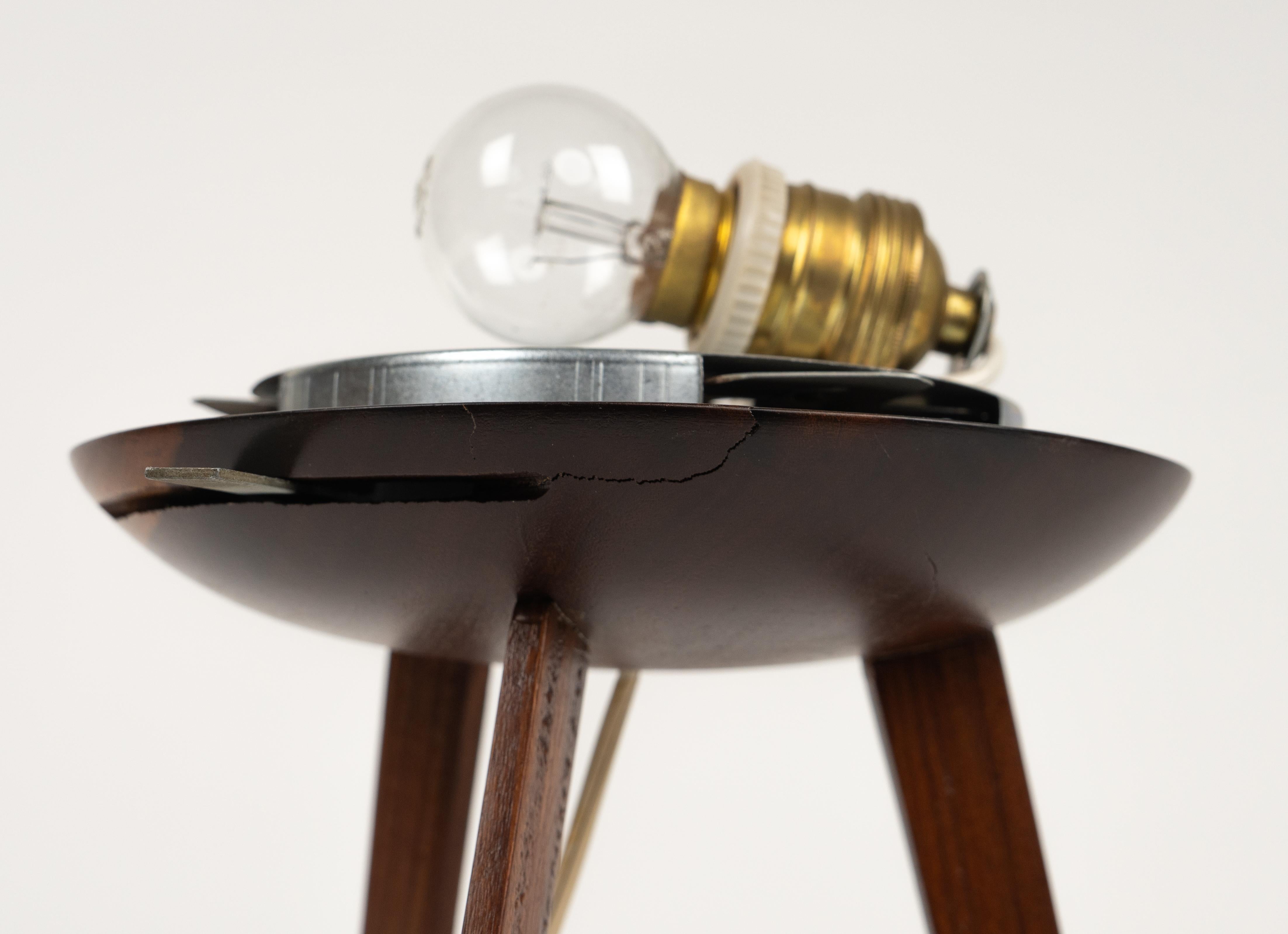 Dreibein-Tischlampe aus Teakholz, Opalglas und Messing im Stil von Stilnovo, Italien 1960er Jahre im Angebot 1