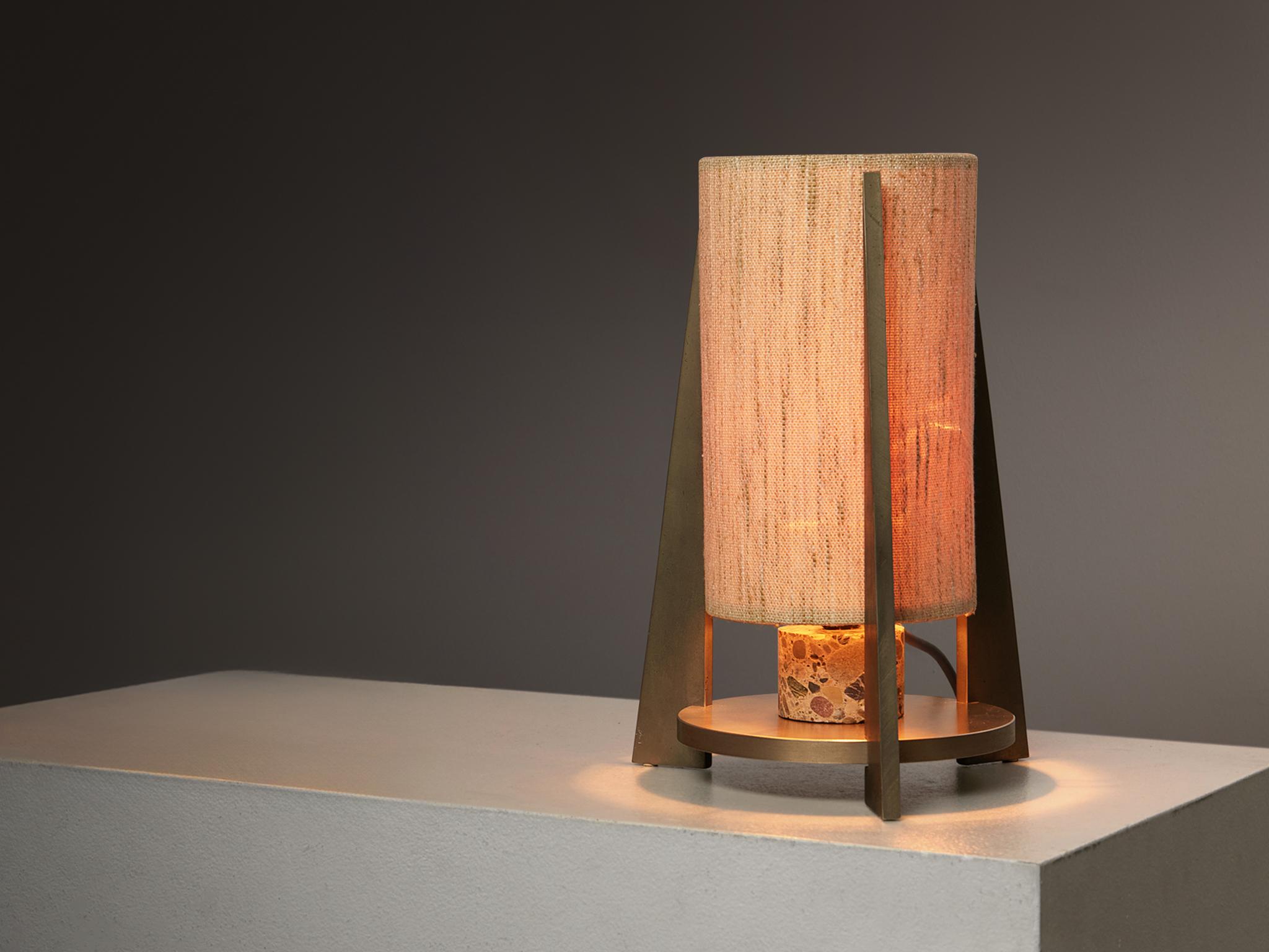 Lampe de table, acier, pierre terrazzo, tissu, Europe, années 1960

Un objet d'éclairage très atmosphérique conçu avec un cadre tripode en acier, qui confère aux pièces une allure dynamique. La lampe contient un abat-jour beige texturé, créant un
