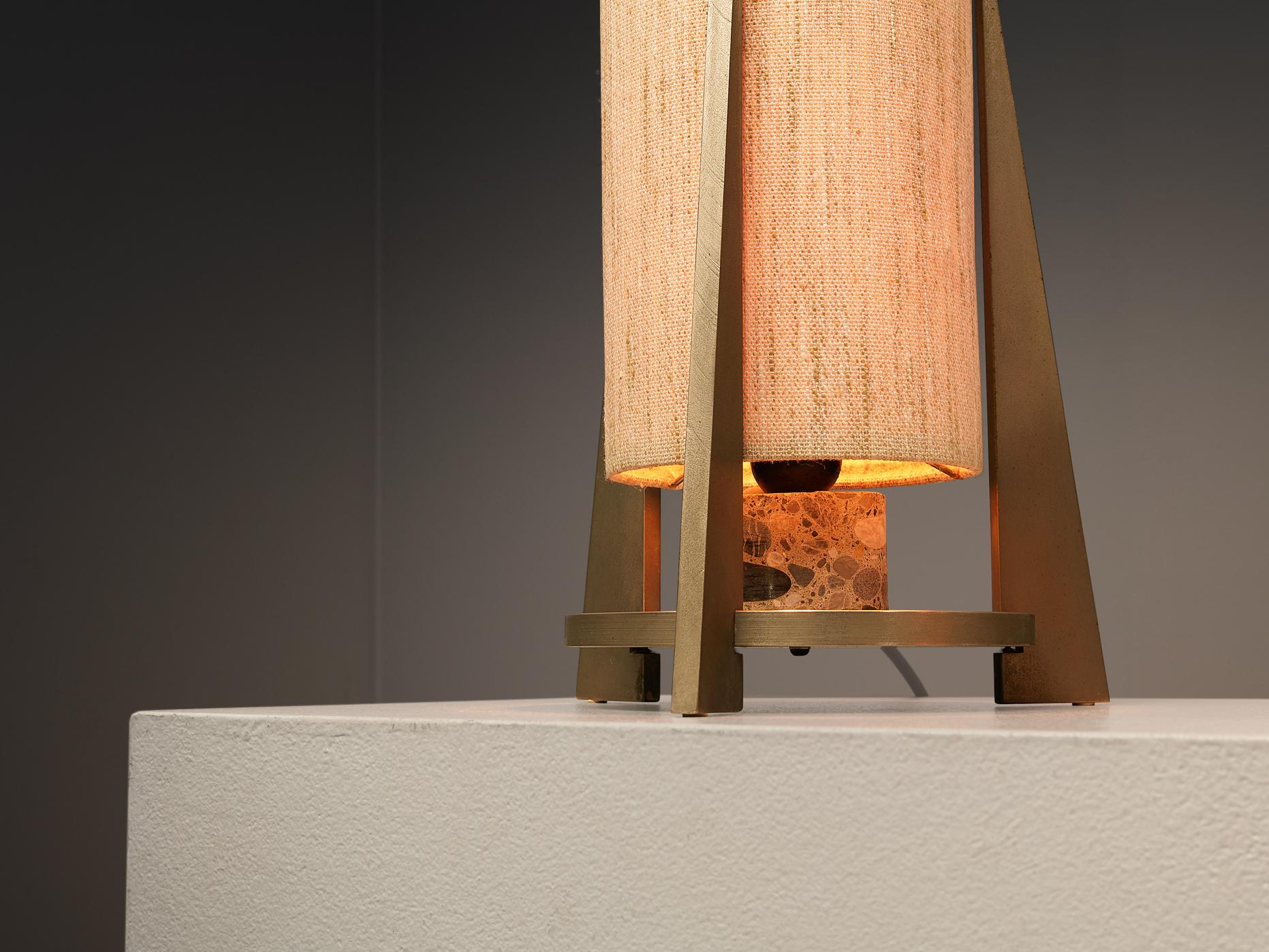 Mid-Century Modern Lampe de table à trois pieds en pierre de terrazzo et acier en vente