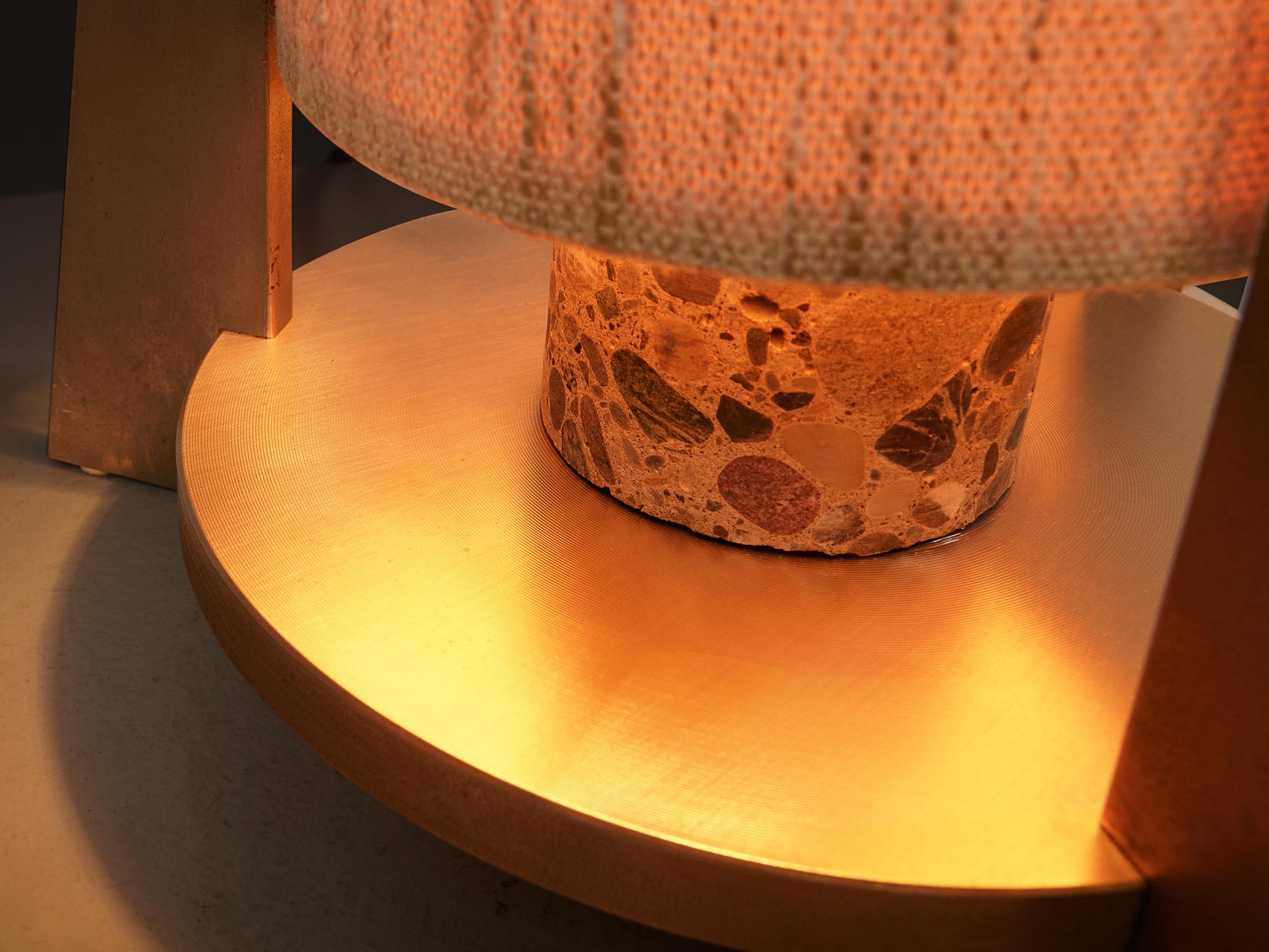 Européen Lampe de table à trois pieds en pierre de terrazzo et acier en vente