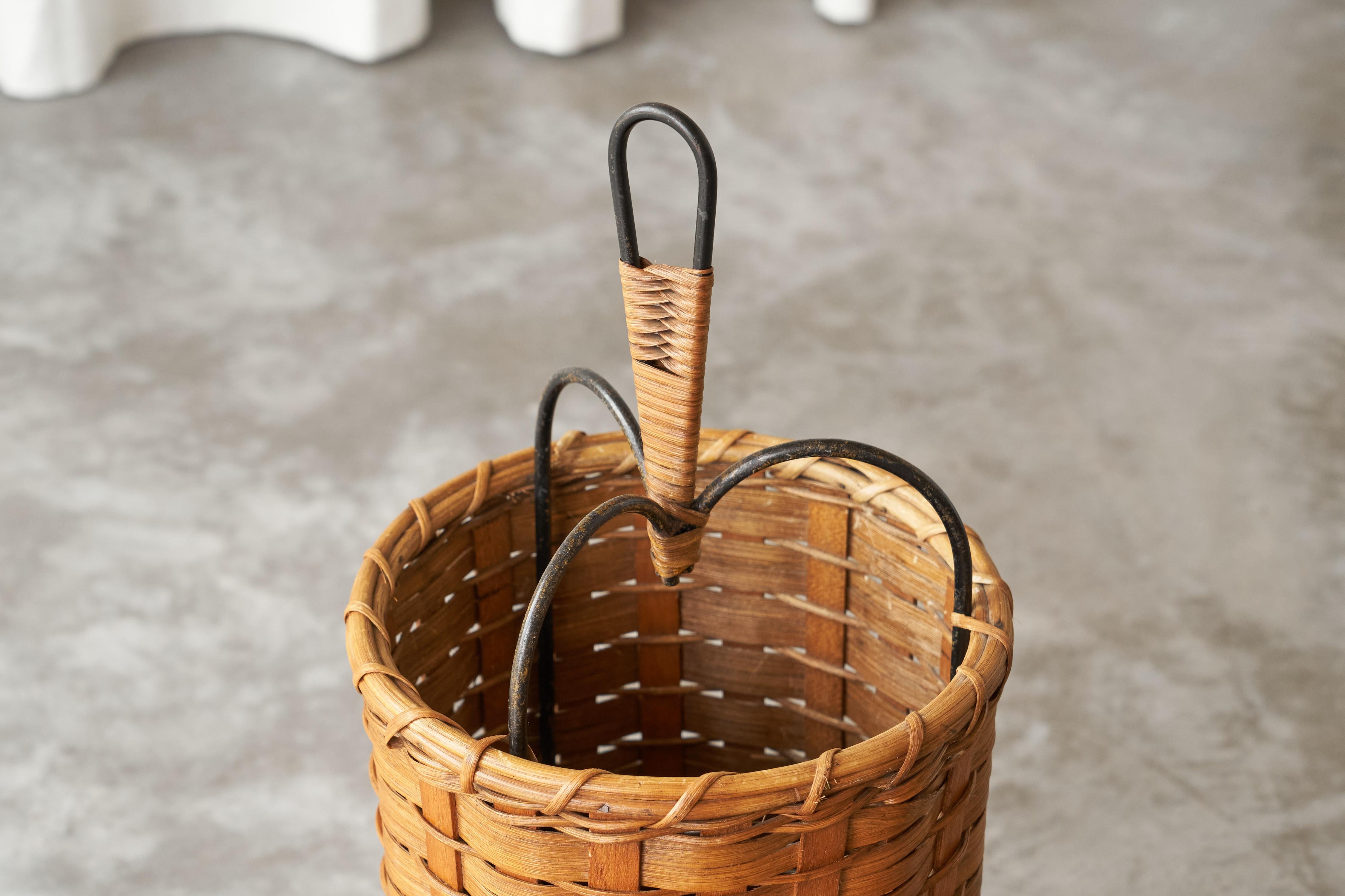Tripod Umbrella Stand in Rattan and Metal 1960s In Good Condition In Meer, VAN