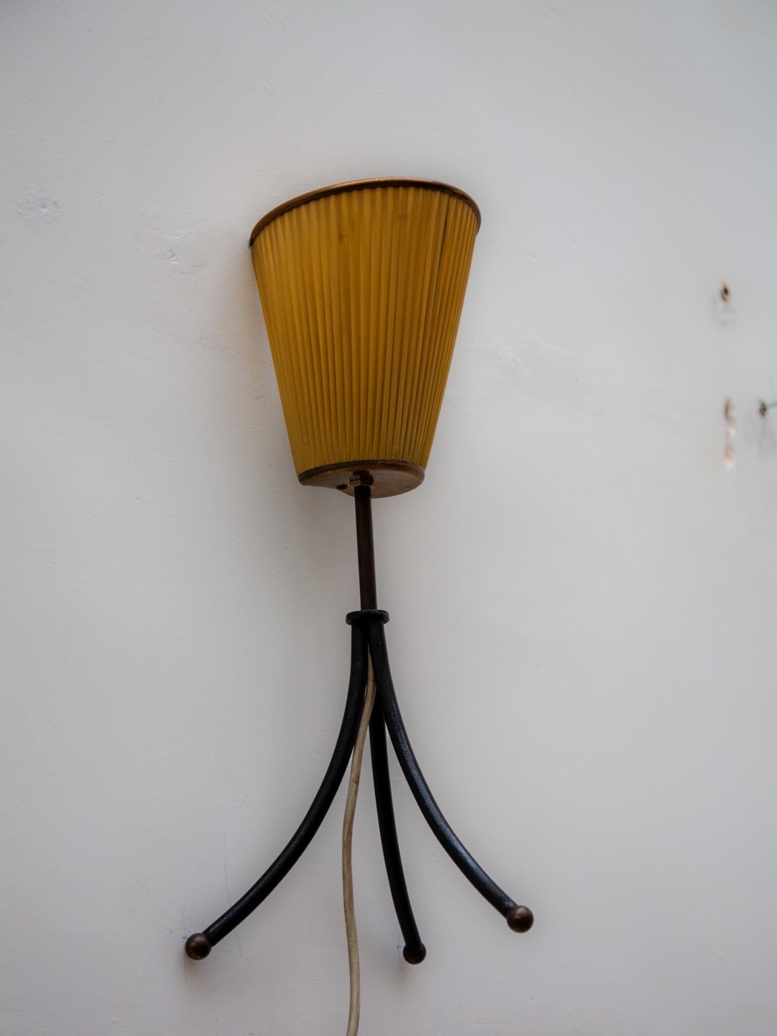 Milieu du XXe siècle  Applique ou lampe de bureau à trois pieds avec abat-jour en soie, années 1950 en vente