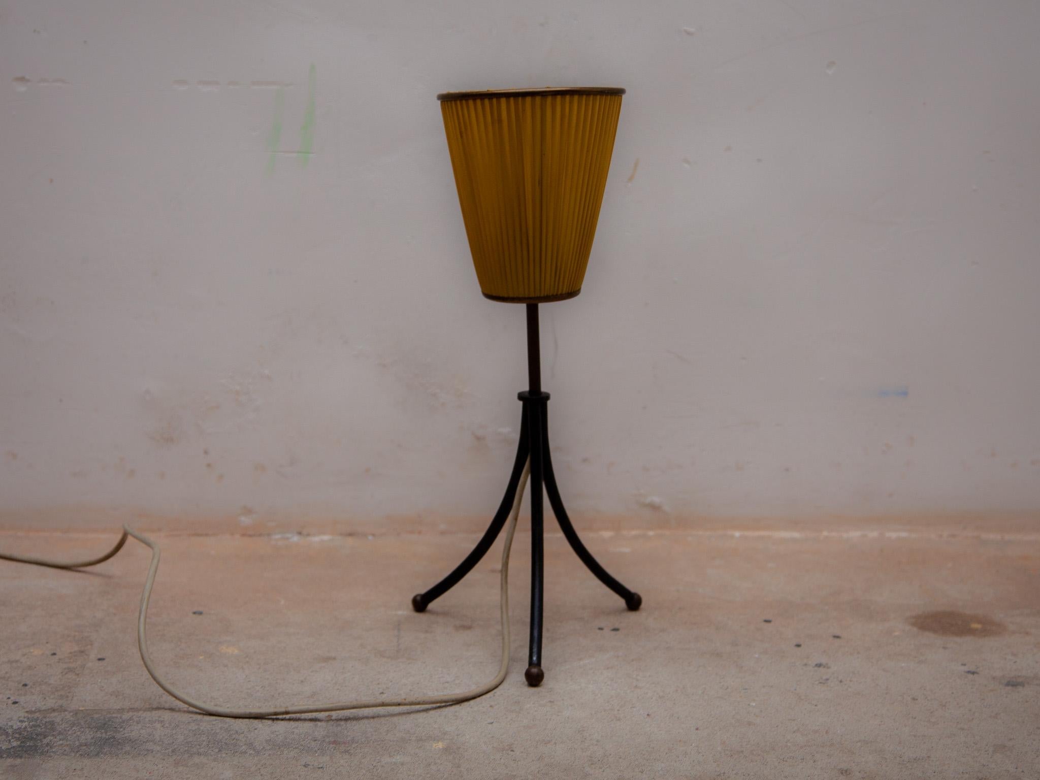  Applique ou lampe de bureau à trois pieds avec abat-jour en soie, années 1950 en vente 1