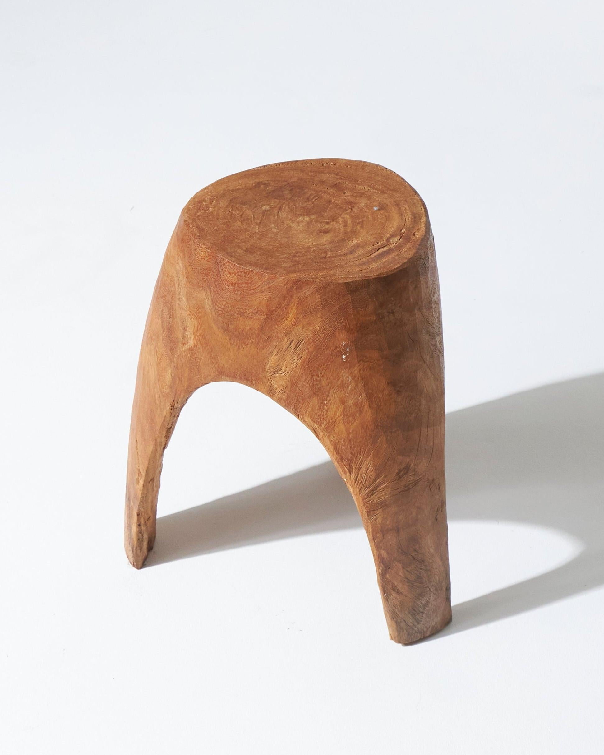 Dreibeiniger Holzhocker im Zustand „Gut“ im Angebot in PARIS, FR