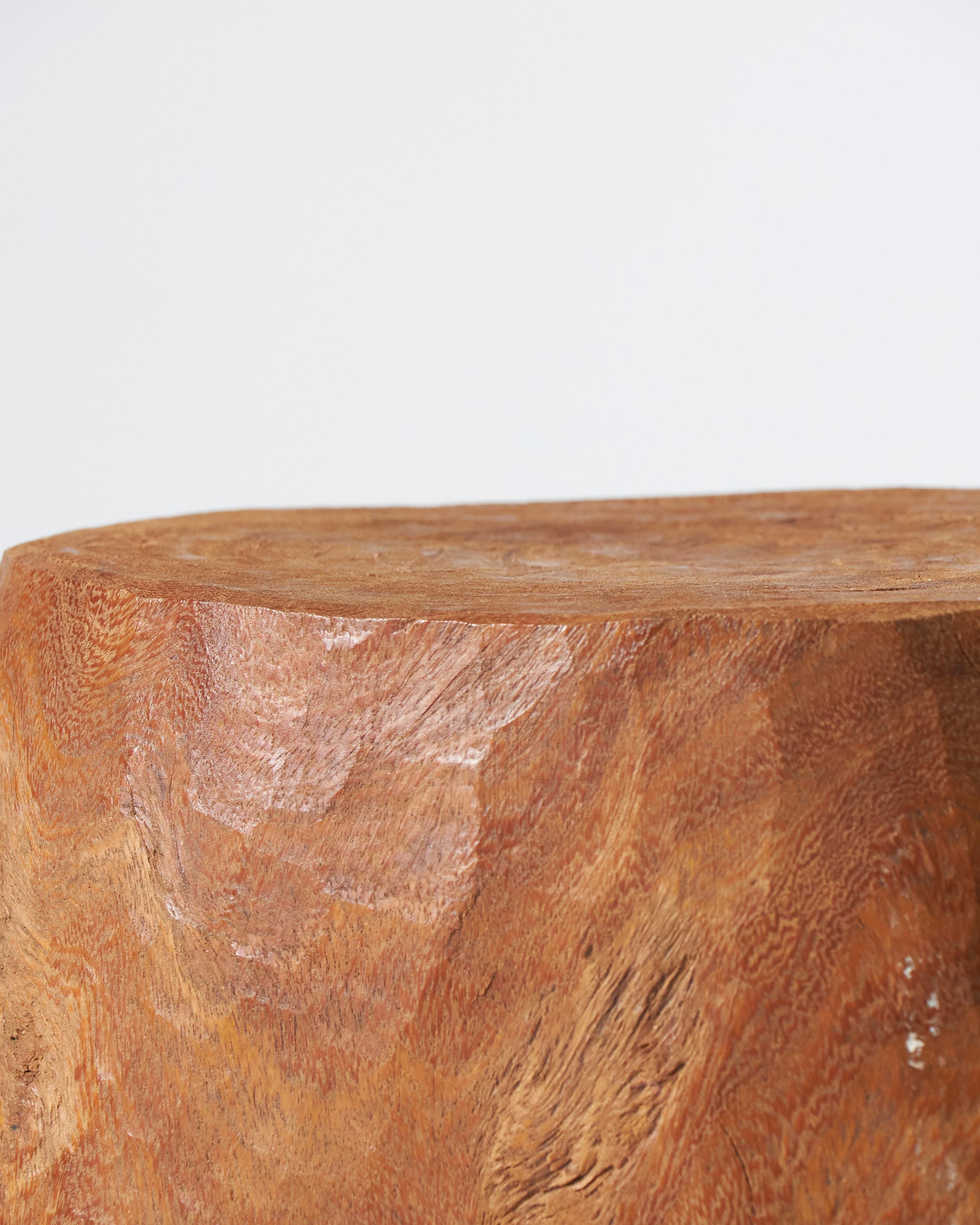 Dreibeiniger Holzhocker (20. Jahrhundert) im Angebot