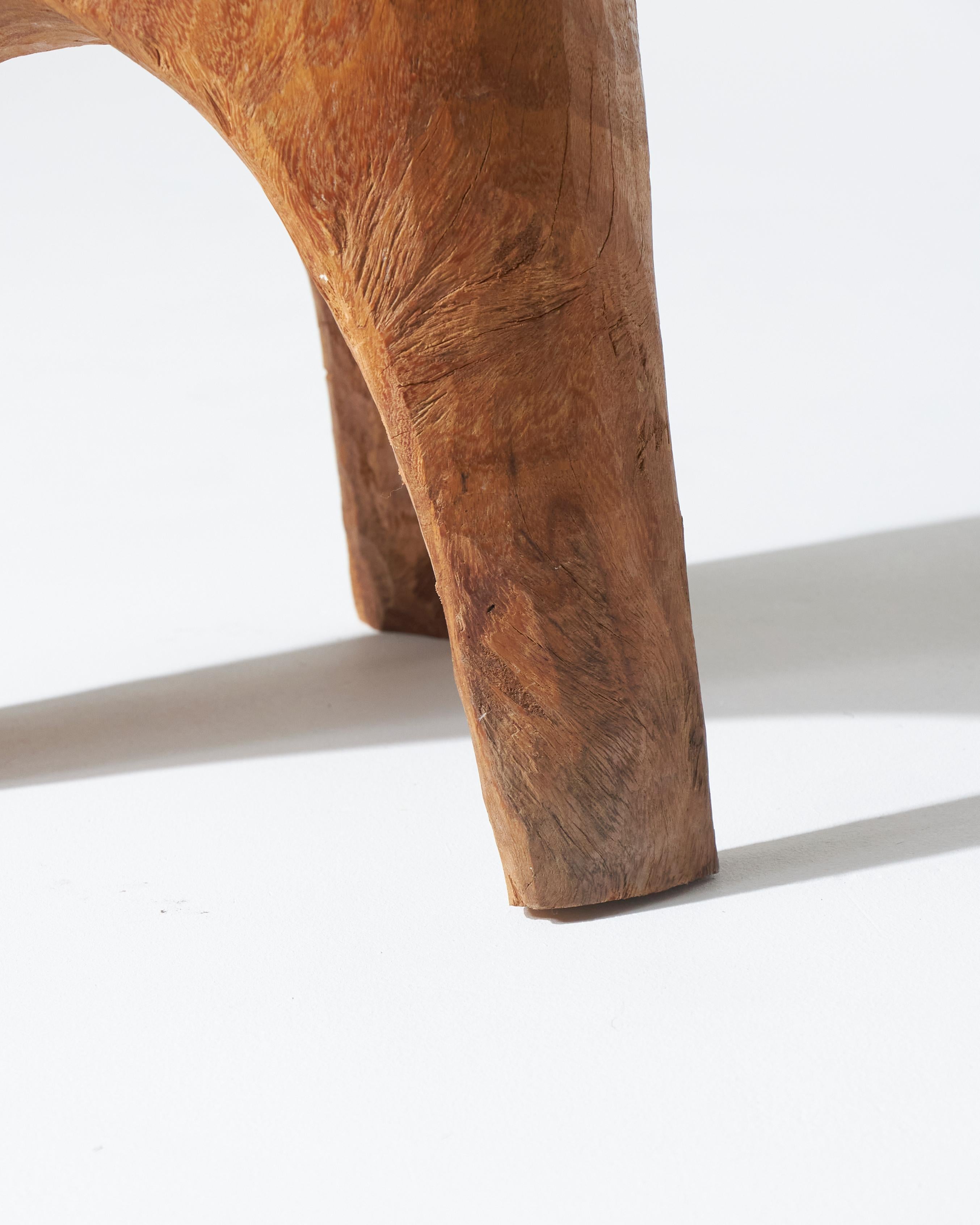 Dreibeiniger Holzhocker im Angebot 1