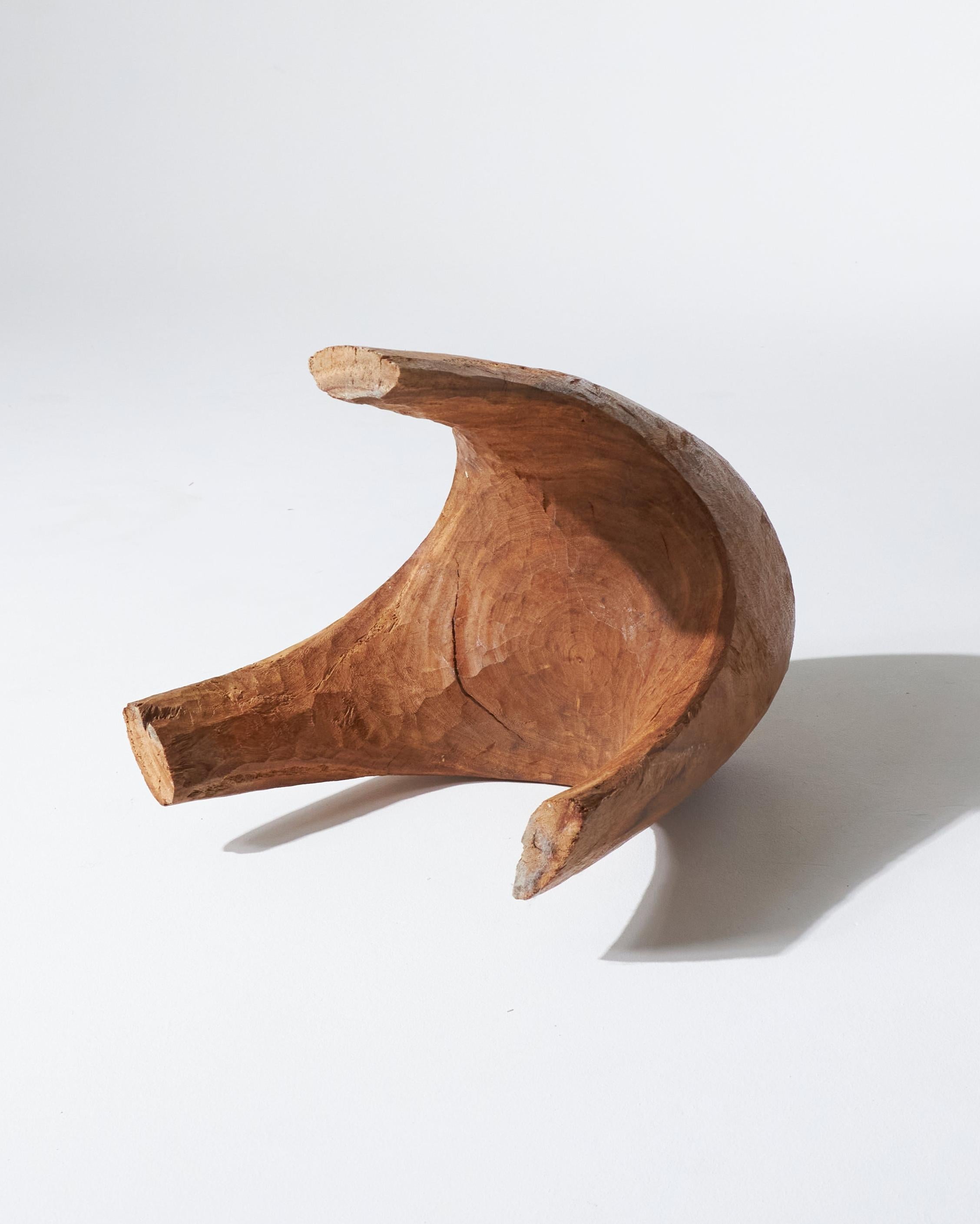 Dreibeiniger Holzhocker im Angebot 2