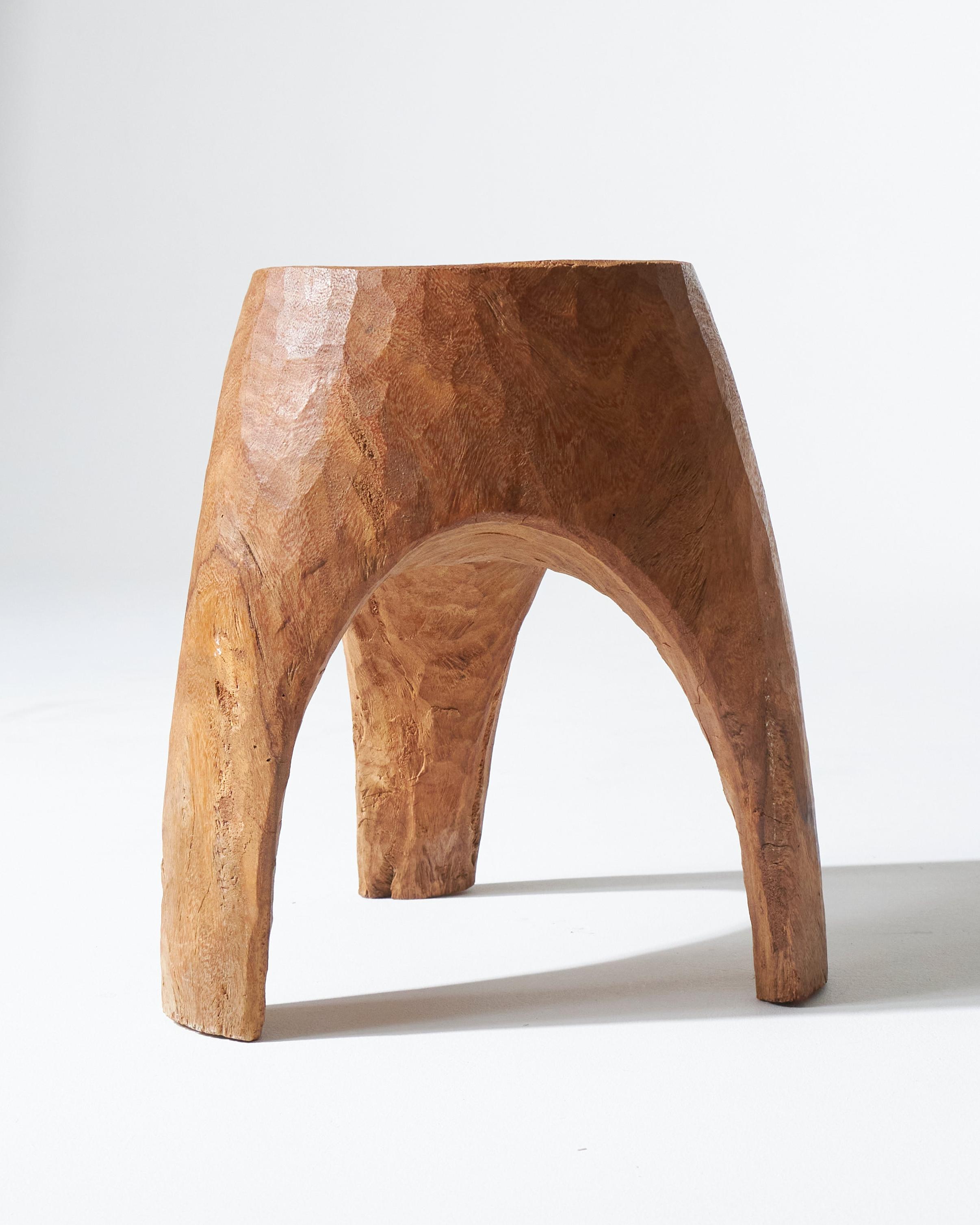 Dreibeiniger Holzhocker im Angebot 3