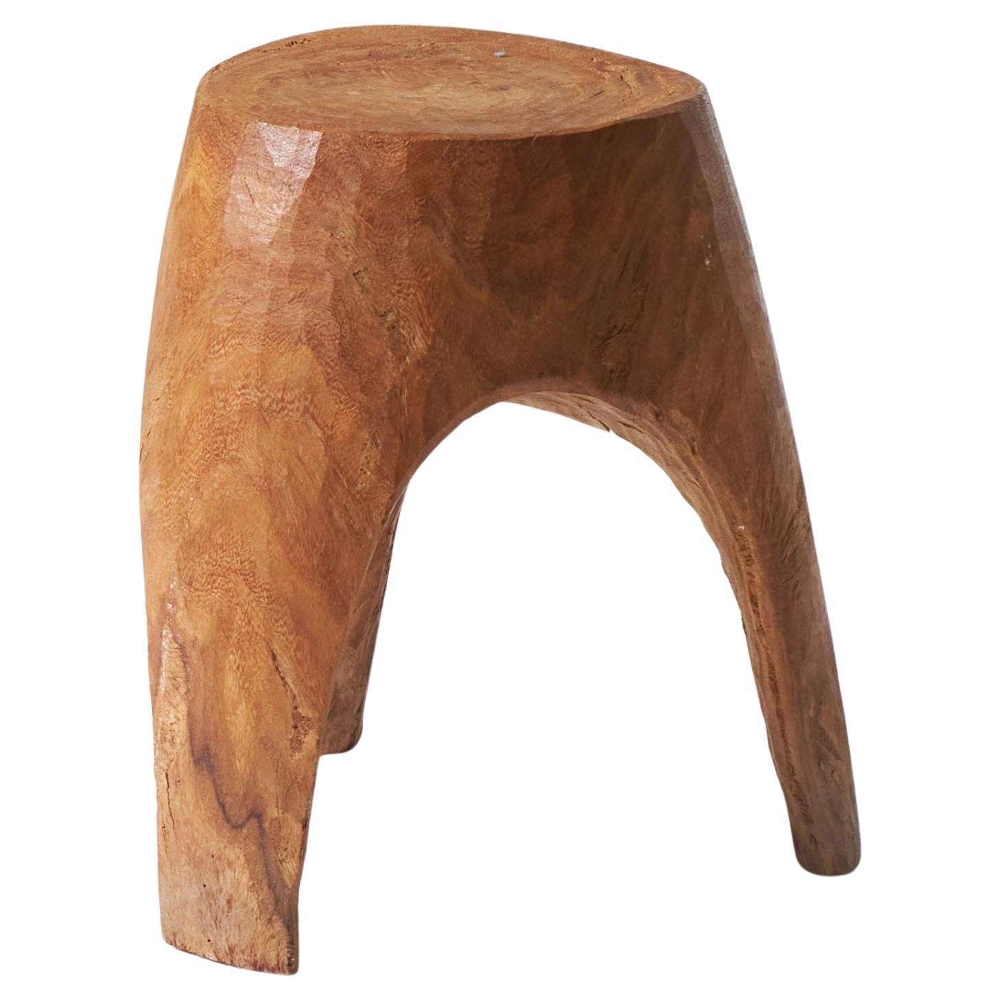 Dreibeiniger Holzhocker im Angebot