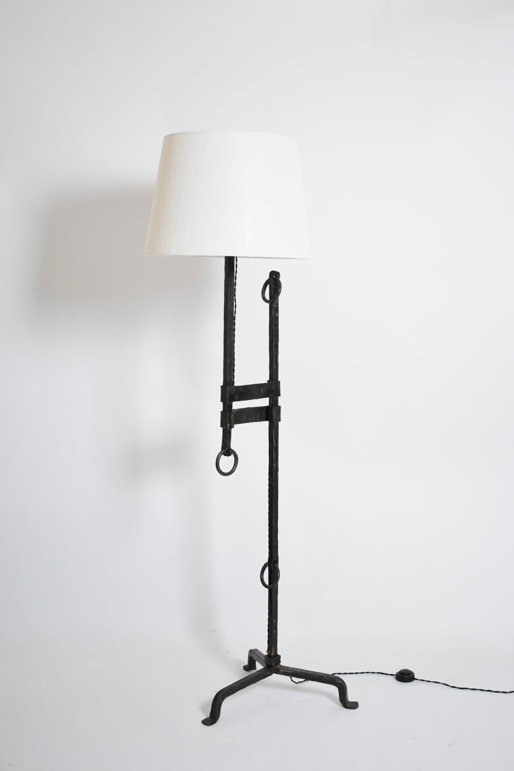 Tripod wrought iron adjustable floor lamp, 1950s. Francés en venta