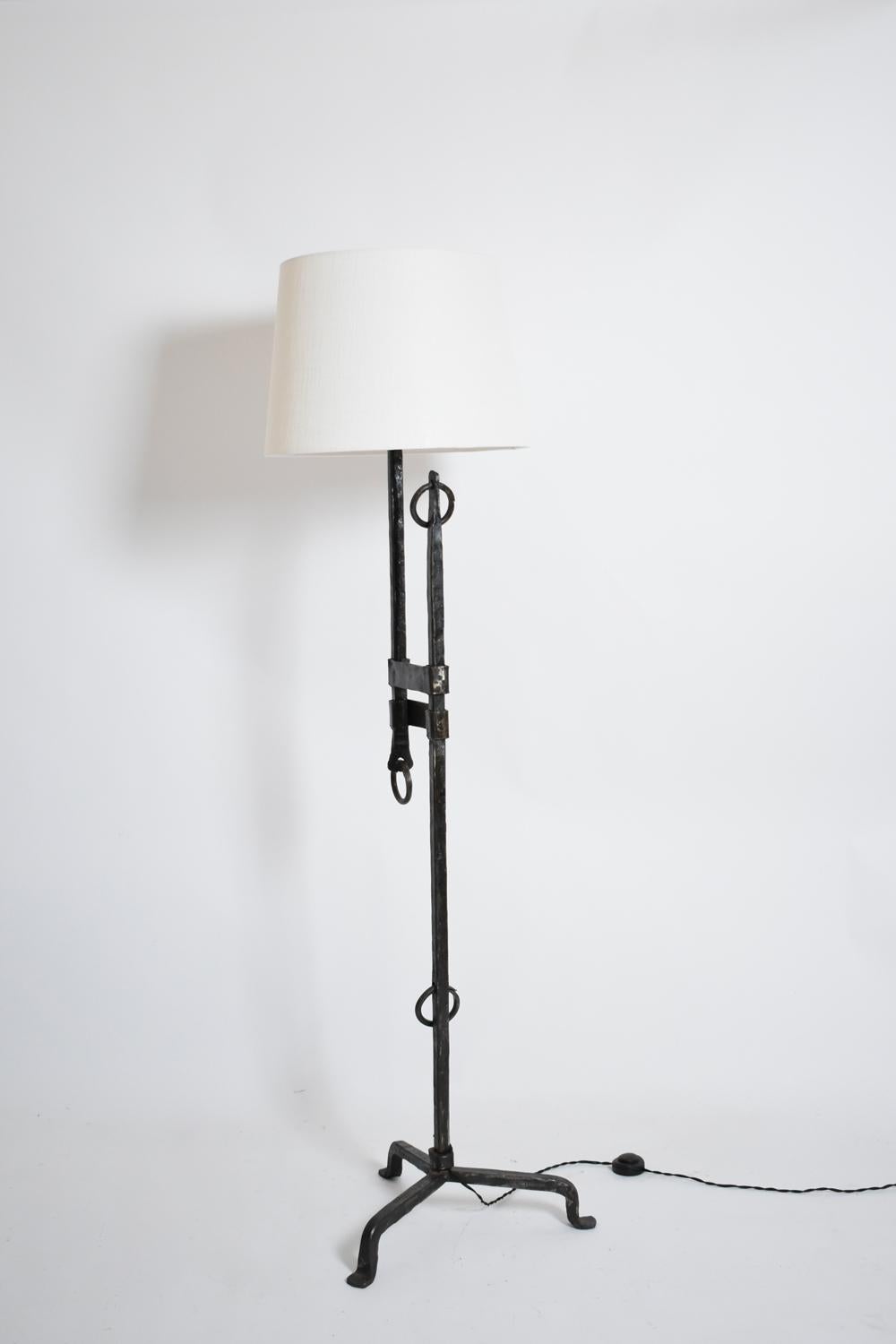 Tripod wrought iron adjustable floor lamp, 1950s. en Bastante bueno estado para la venta en Lisboa, PT