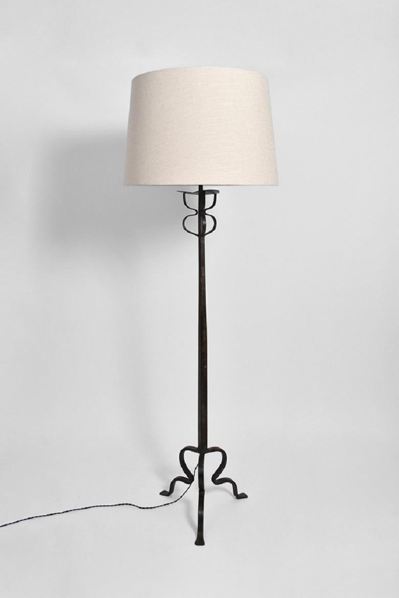 Tripod wrought iron floor lamp, 1960s In Excellent Condition In Lisboa, PT