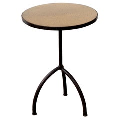 Table d'appoint tripode en fer forgé avec plateau en laiton gravé