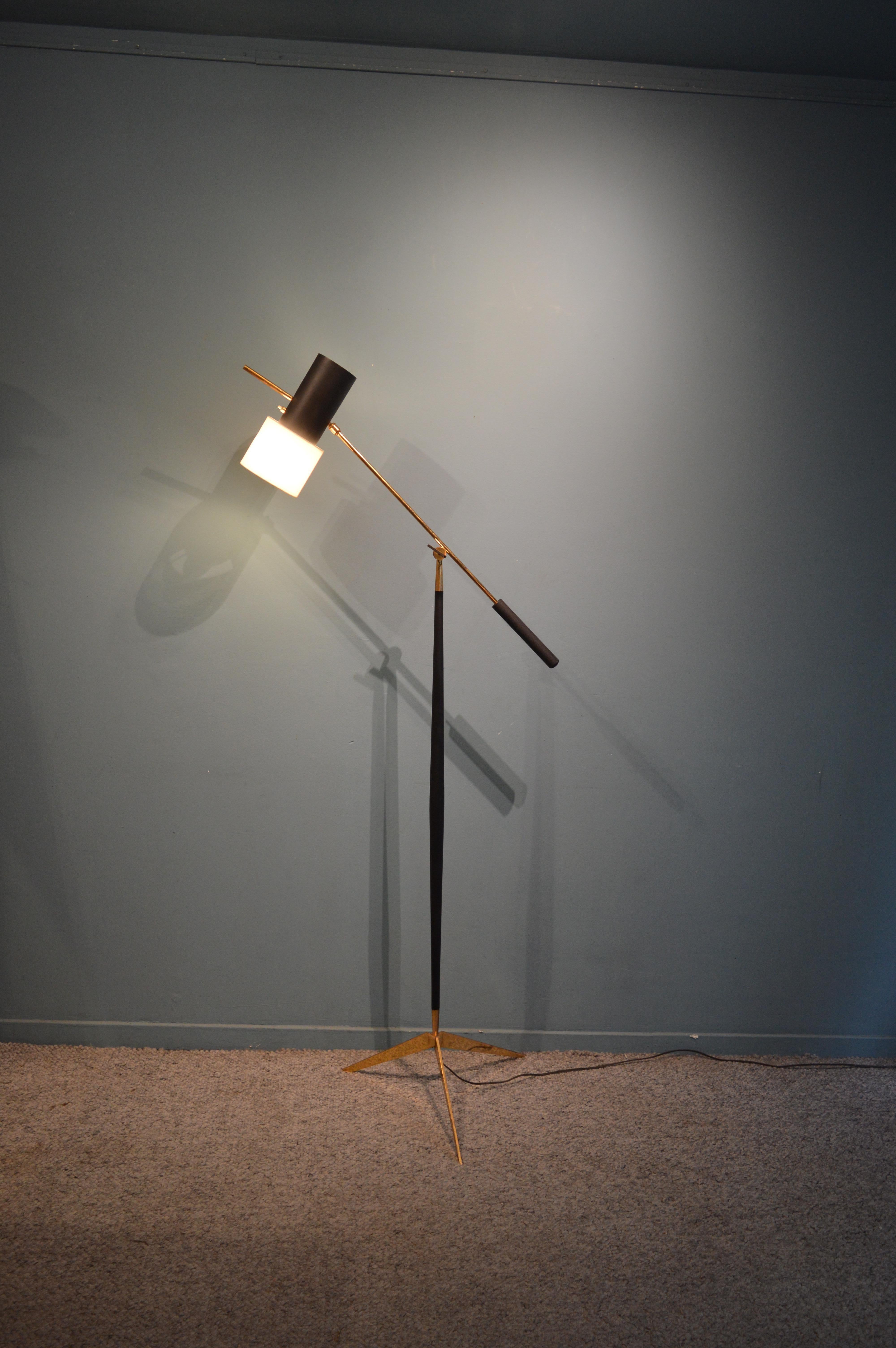 Adjustable tripode floor lamp by Maison Lunel.
Brass an lacquered steel.
French work, circa 1950.
