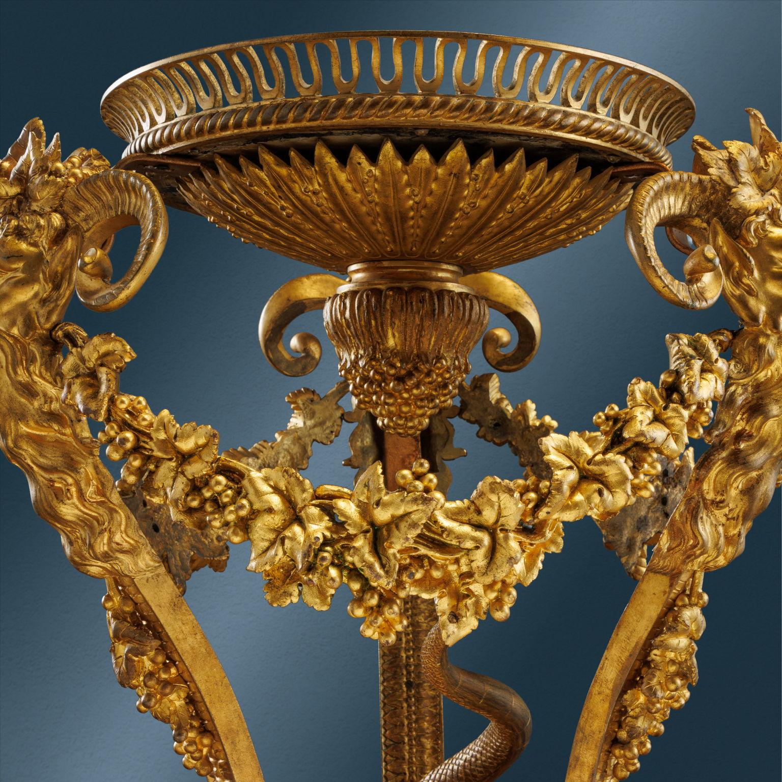 Tripode porta vaso in bronzo dorato e ceramica di Sèvres, realizzato su modello di Pierre Gouthière. Basamento circolare in porcellana di Sèvres blu cobalto, con decori dorati sul piano e serto di foglie di mirto sulla fascia; al di sotto tre piedi