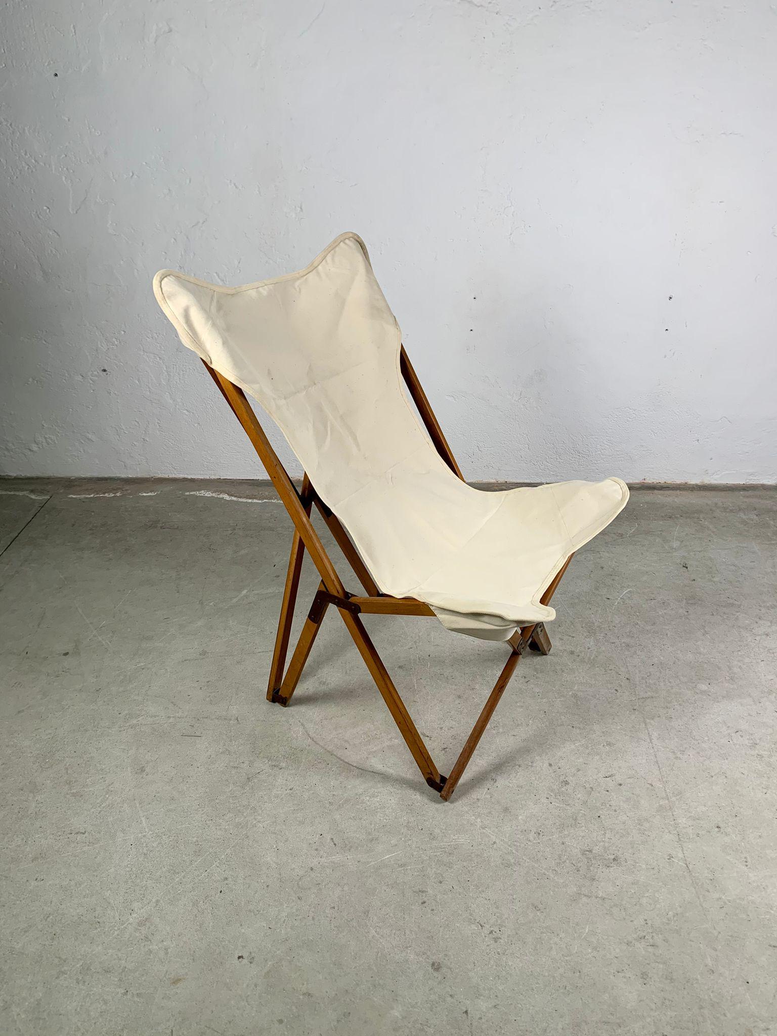 Fauteuil Tripolina conçu par Joseph B. Femby, 1960
Magnifique fauteuil avec structure pliante en bois et tissu blanc.
Bon état
Dimensions :88x70 h107. 
