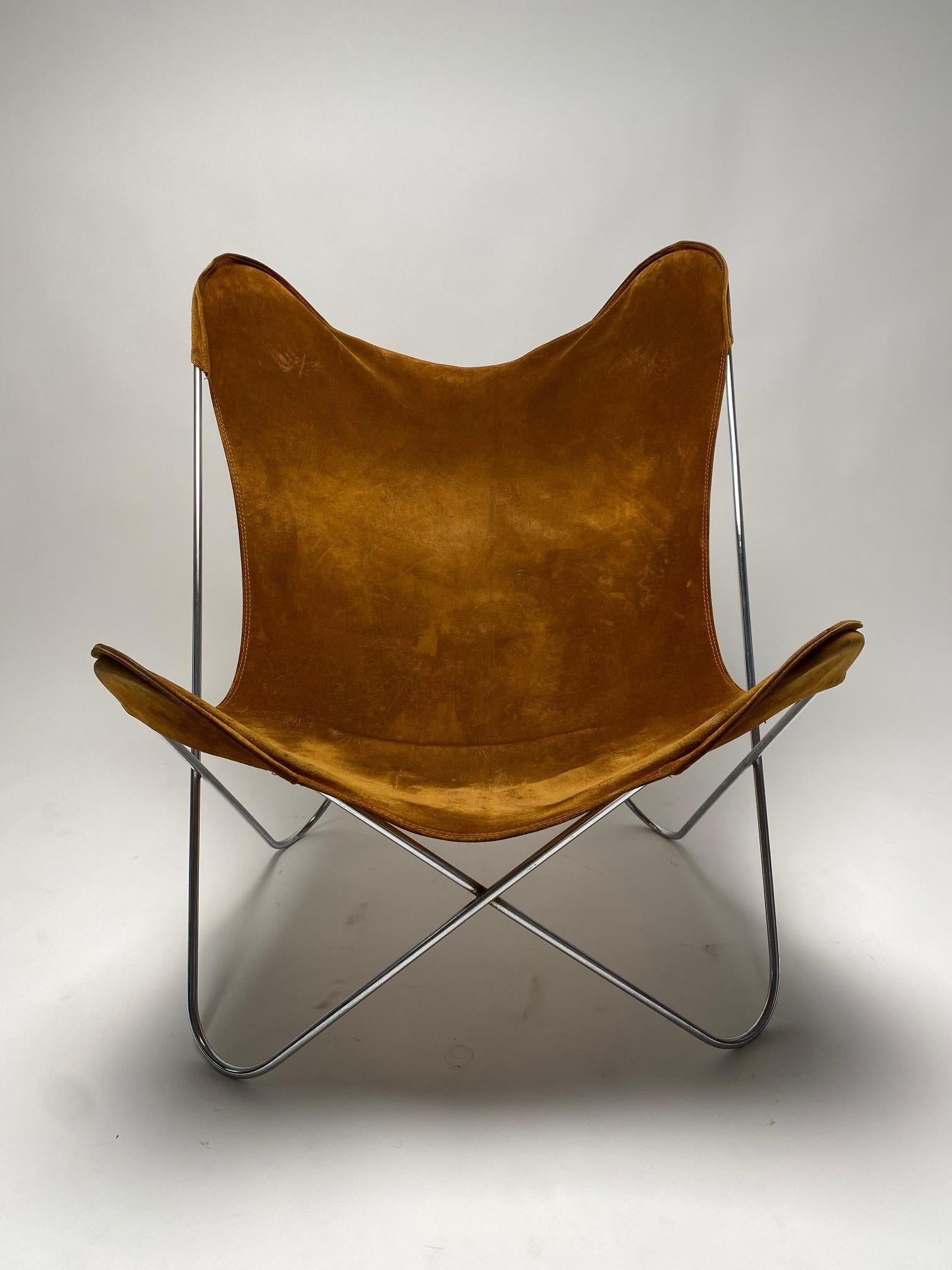This Tripolina armchair is produced by Dino Gavina in 1950, it is a supporting structure in chromed steel and support canvas in suede. The designer is anonymous but as Gavina himself writes in the description of the object 