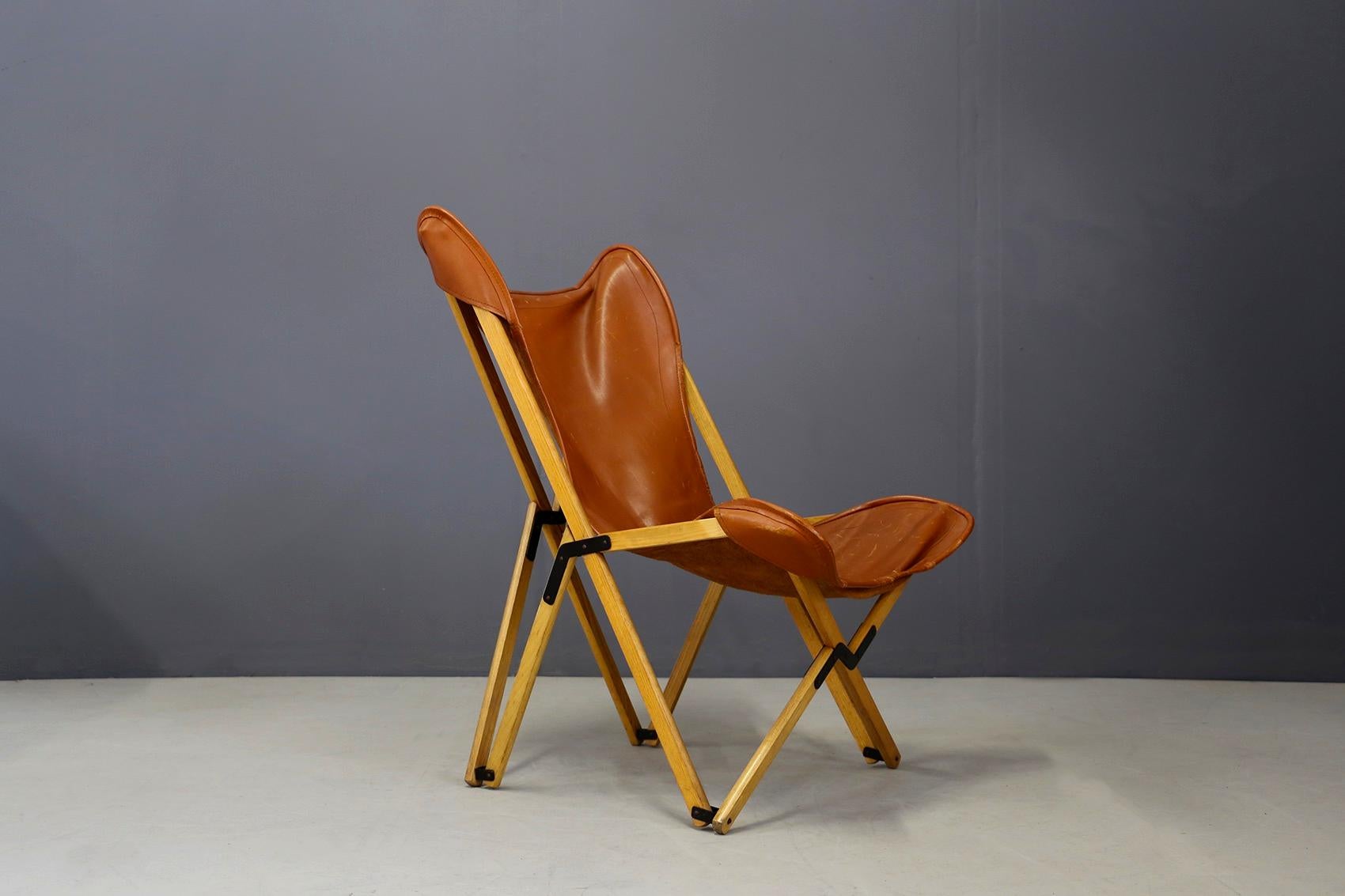 This folding chair by Viganò  is based on the prototypes of folding chairs created in the 19th century by J.B. Fendy, who in turn was inspired by traditional Berber chairs. The Tripolina chair was made before the Second World War by the company from