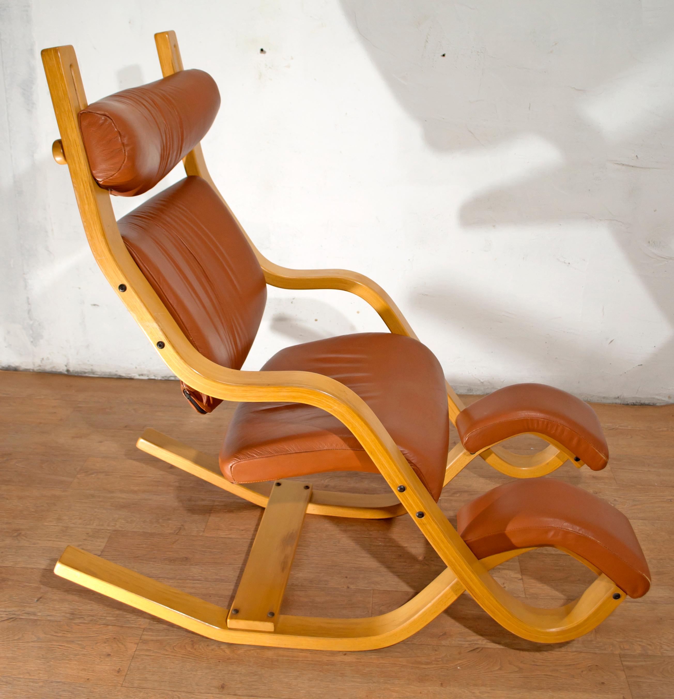 Dieser Stuhl aus Buchenholz mit Lederpolsterung gehört zur Tripos Balans-Kollektion. Er wurde in den frühen 1980er Jahren von der berühmten skandinavischen Firma Stokke hergestellt und ist einer der ersten Prototypen:: die von Stokke produziert