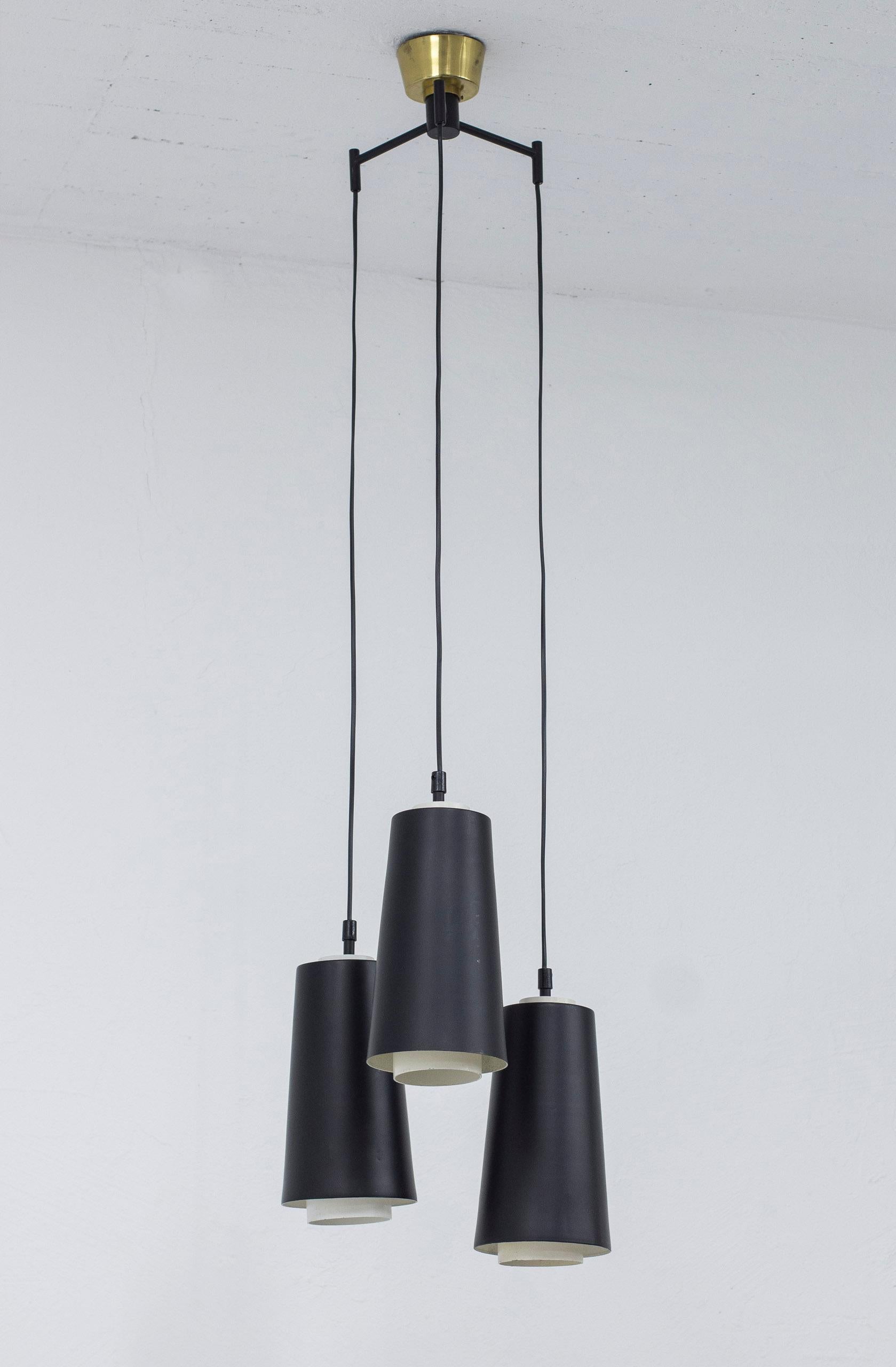Lampe suspendue Trippel produite en Suède par Luco. Fabriqué dans les années 1950. Fabriqué en aluminium laqué et en acier. Fixation au plafond en laiton. Bon état vintage avec usure liée à l'âge et patine d'utilisation.

 

Designer :