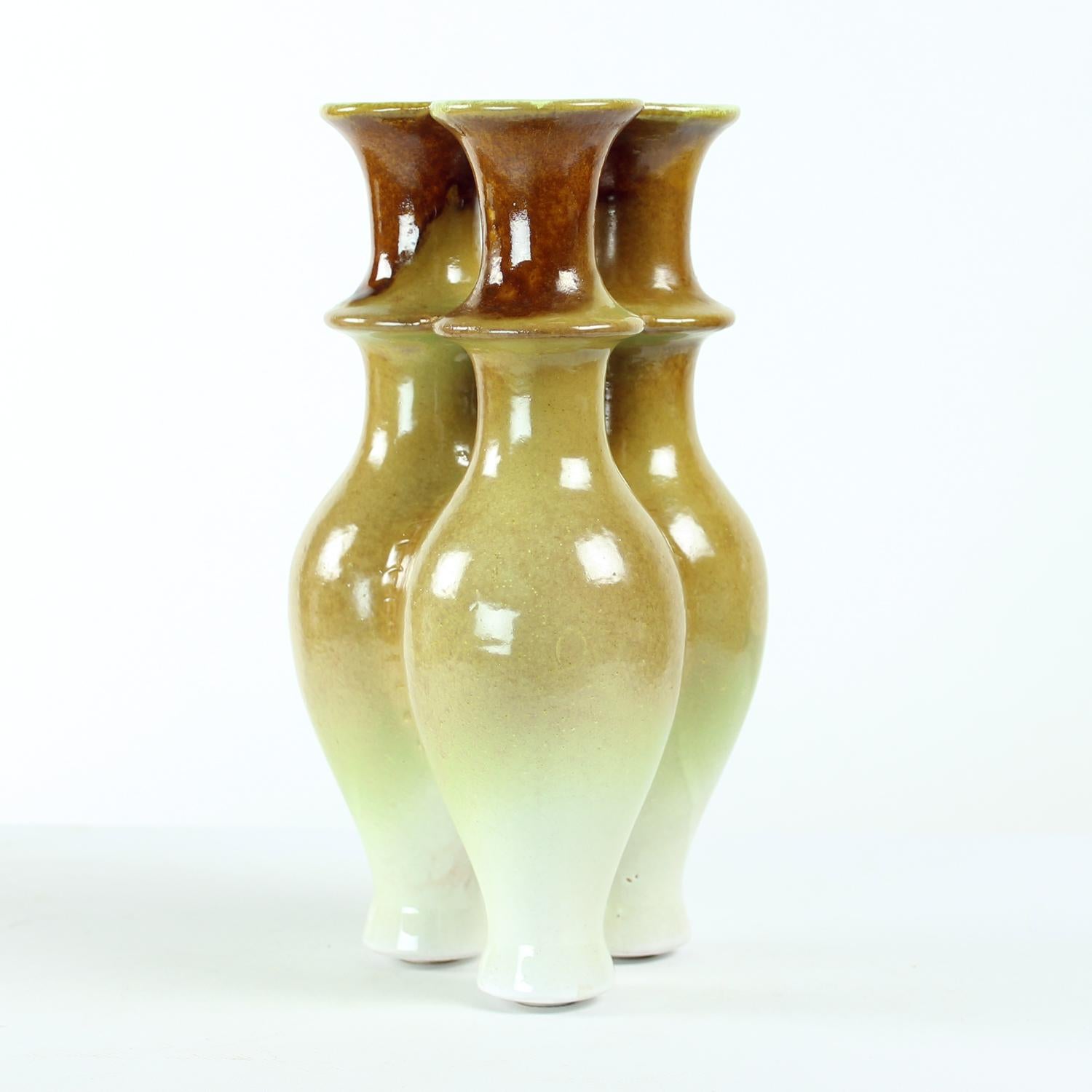 Bellissimo vaso in ottime condizioni senza alcuna usura. Il design è davvero unico. Si tratta di un vaso singolo, progettato per sembrare un vaso triplo. I tre vasi sono collegati tra loro in un'unica soluzione, ma sono riempiti singolarmente.