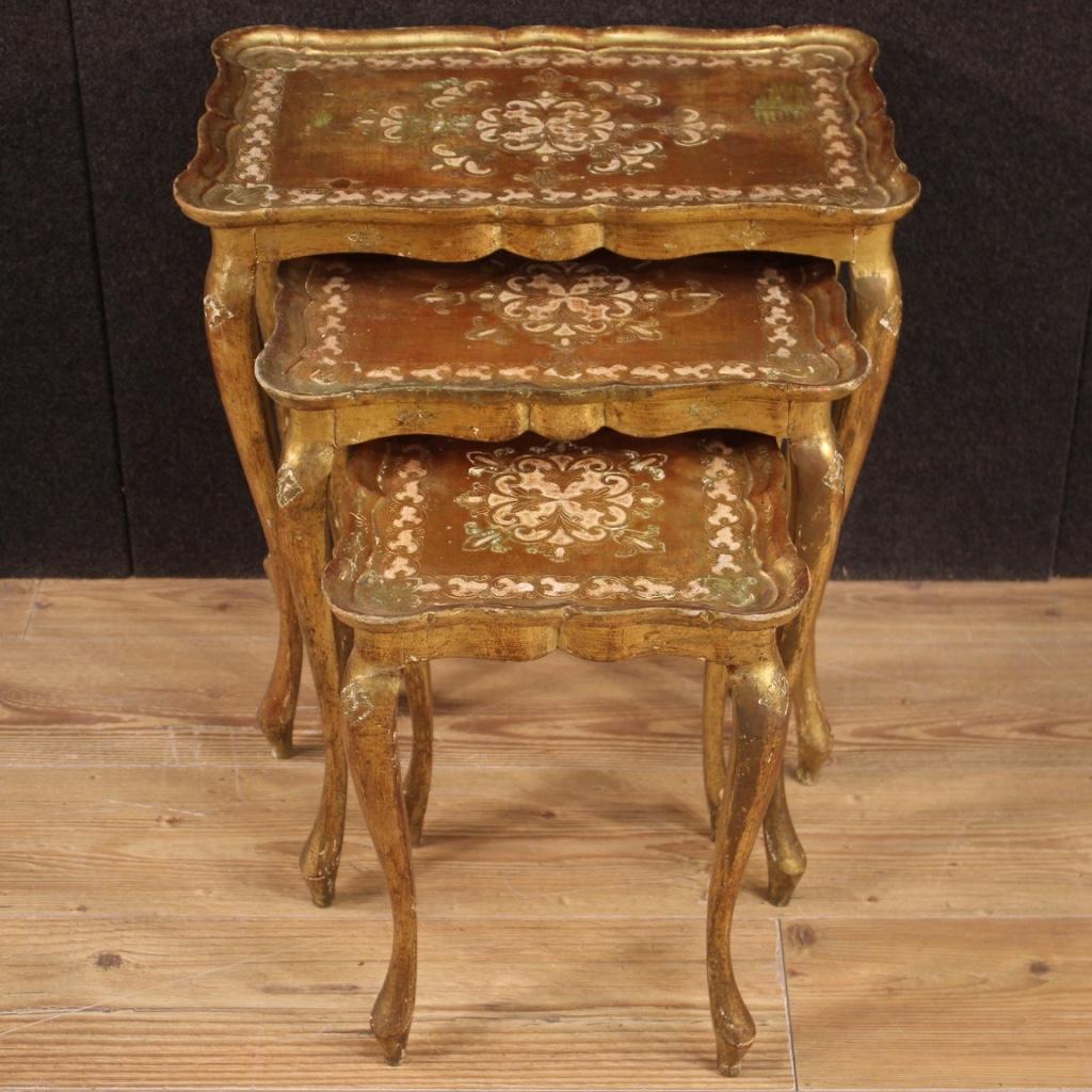 Triptych Florentine coffee tables from 20th century. Furniture in carved, chiseled and gilded wood of beautiful line and pleasant decor. Coffee tables in beautiful patina, with some signs of wear (see photo), ideal for use in a living room. Support