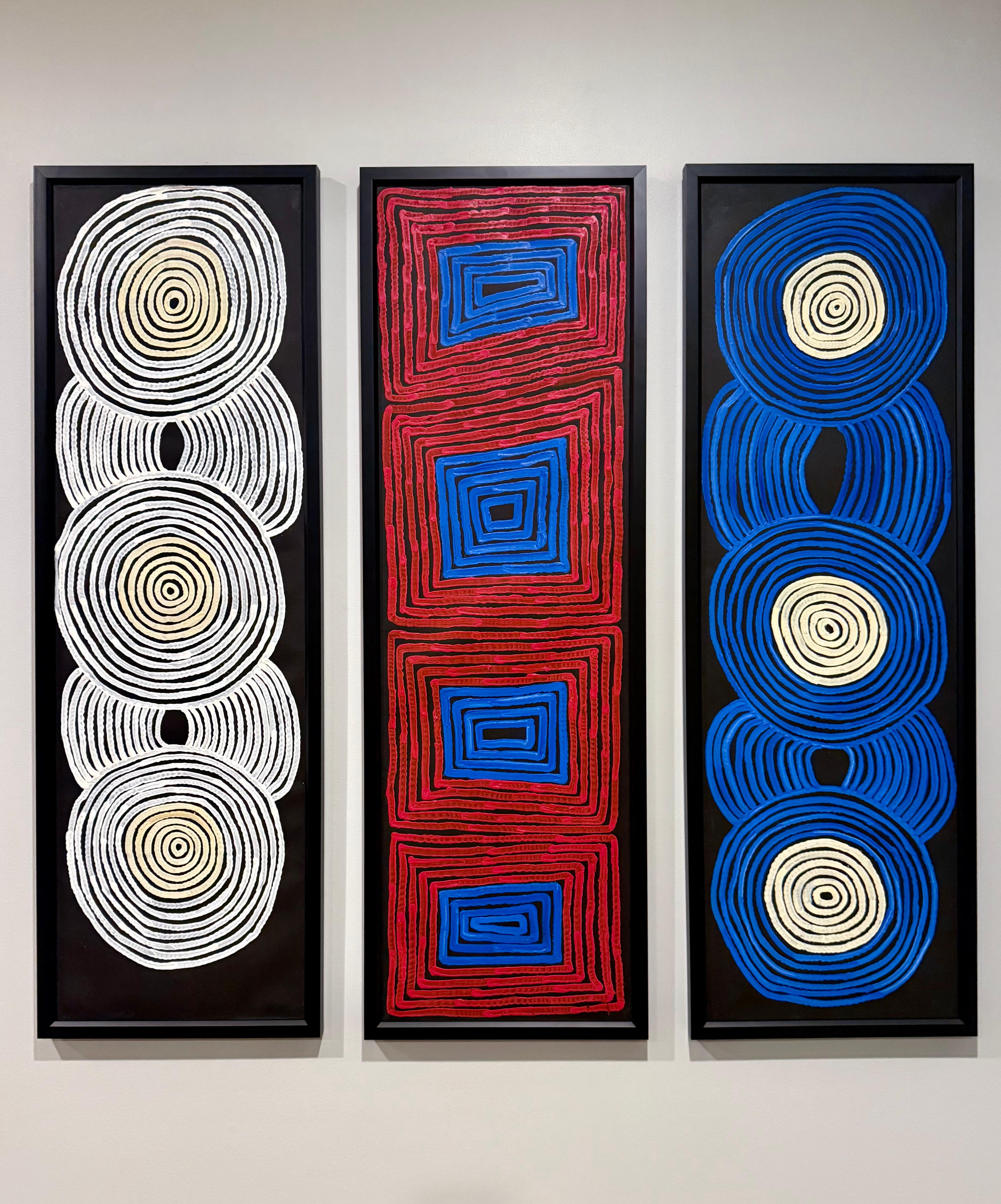 Ein Tafelbild-Triptychon des australischen Aborigine-Künstlers Ronnie Tjampitjinpa (1943-2023). Das Kunstwerk mit dem Titel 