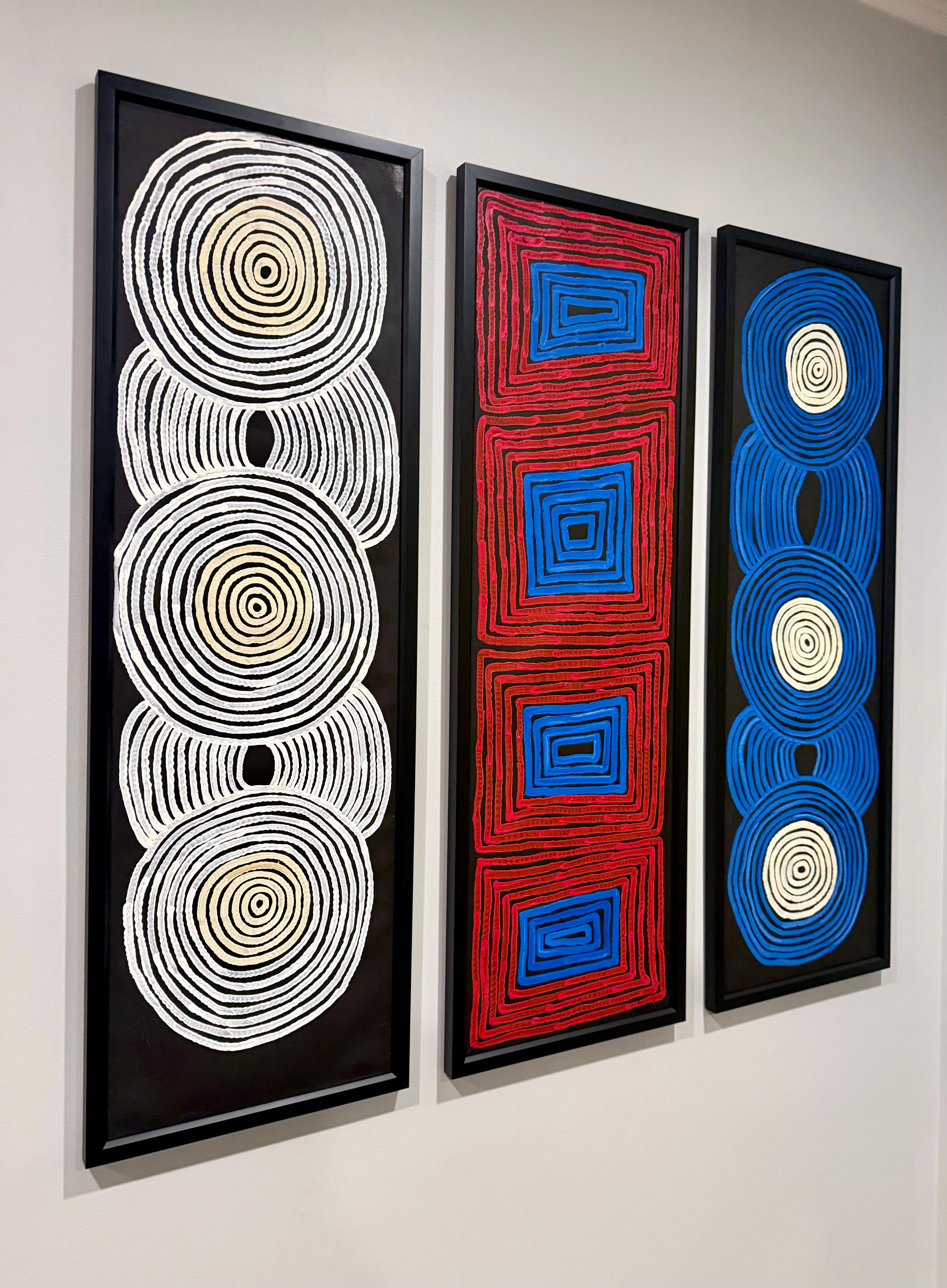 Triptychon Australische Aborigine-Gemälde Tingari Ronnie Tjampitjinpa (Moderne) im Angebot
