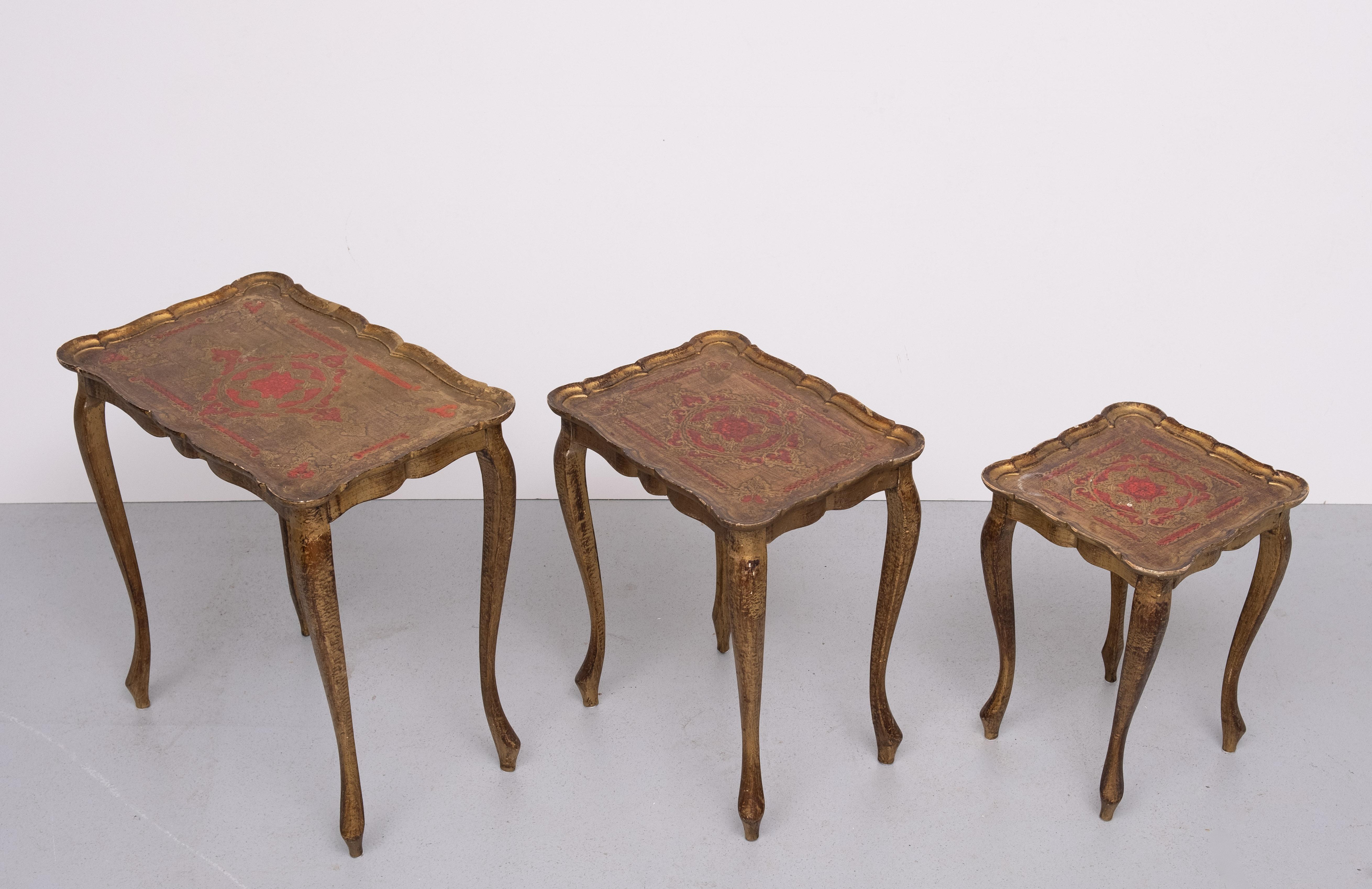 Mid-Century moderno Trittico Florentine  Oro e rosso  Tavoli di nidificazione in Wood, 1960 in vendita