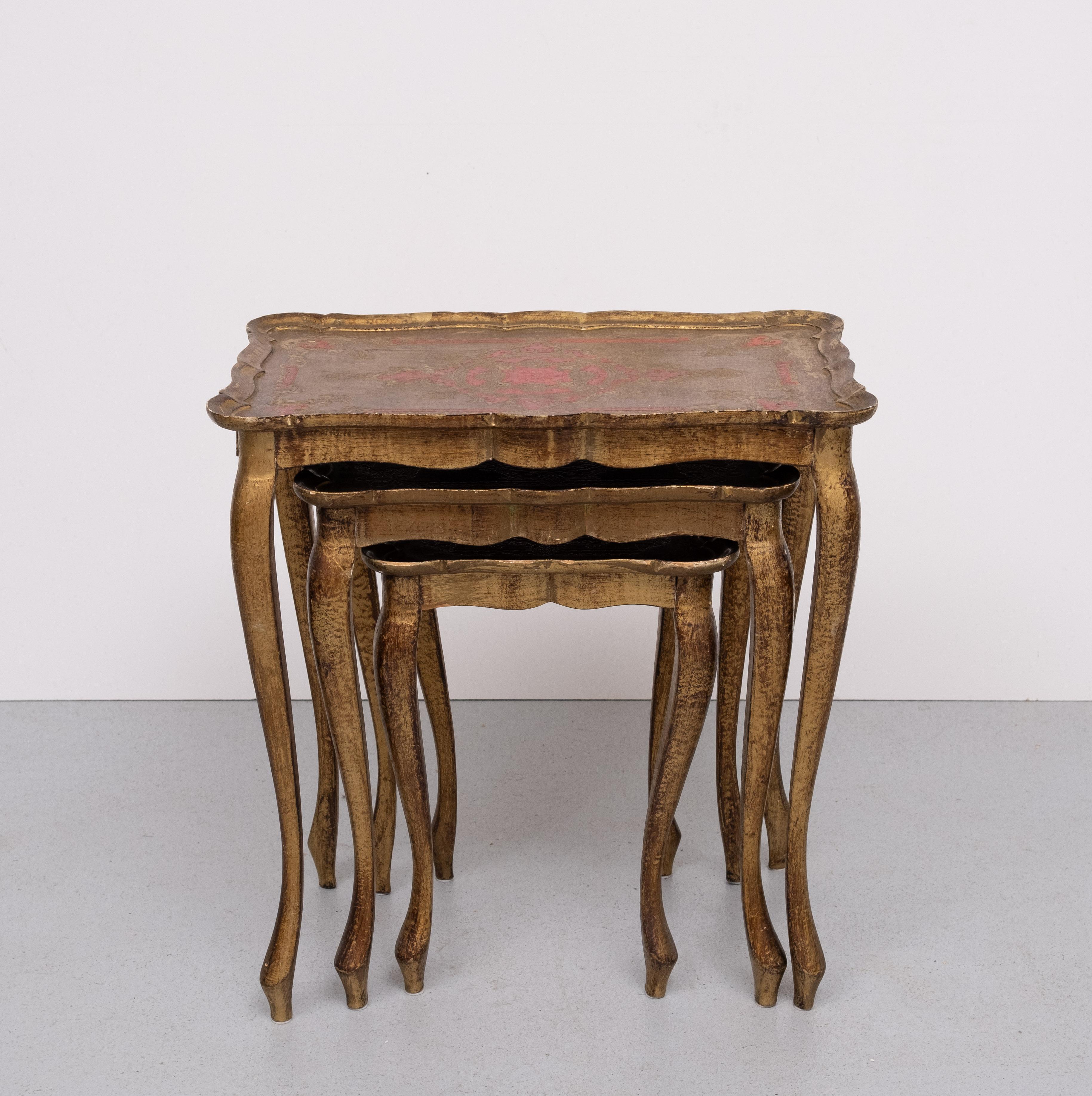 Metà XX secolo Trittico Florentine  Oro e rosso  Tavoli di nidificazione in Wood, 1960 in vendita