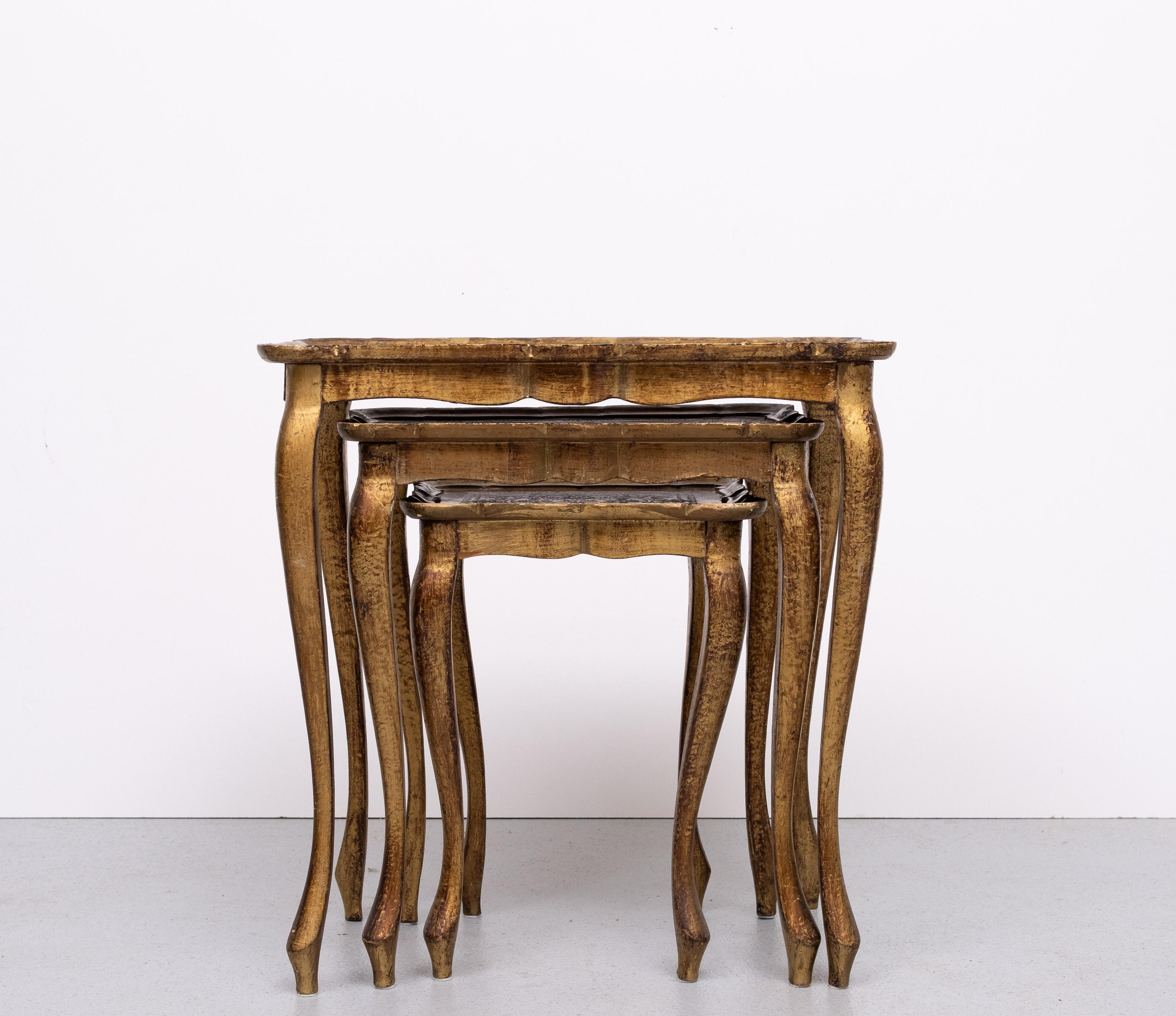 Legno di alberi da frutto Trittico Florentine  Oro e rosso  Tavoli di nidificazione in Wood, 1960 in vendita
