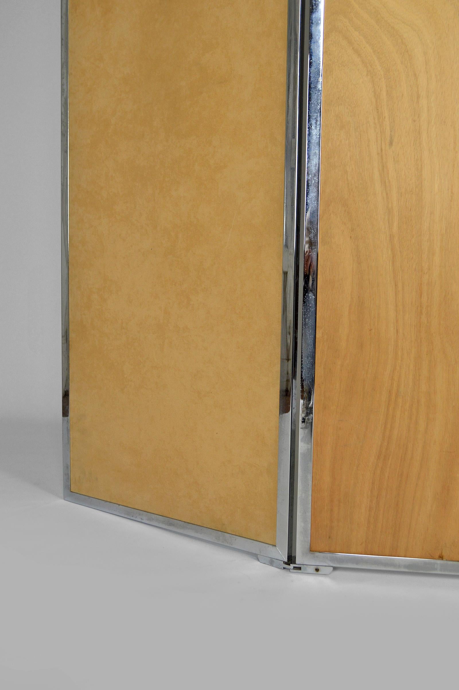 Triptychon-Spiegel mit Lederbezug aus dem Atelier von Coco Chanel, Art Deco, 1930er Jahre (Metall) im Angebot