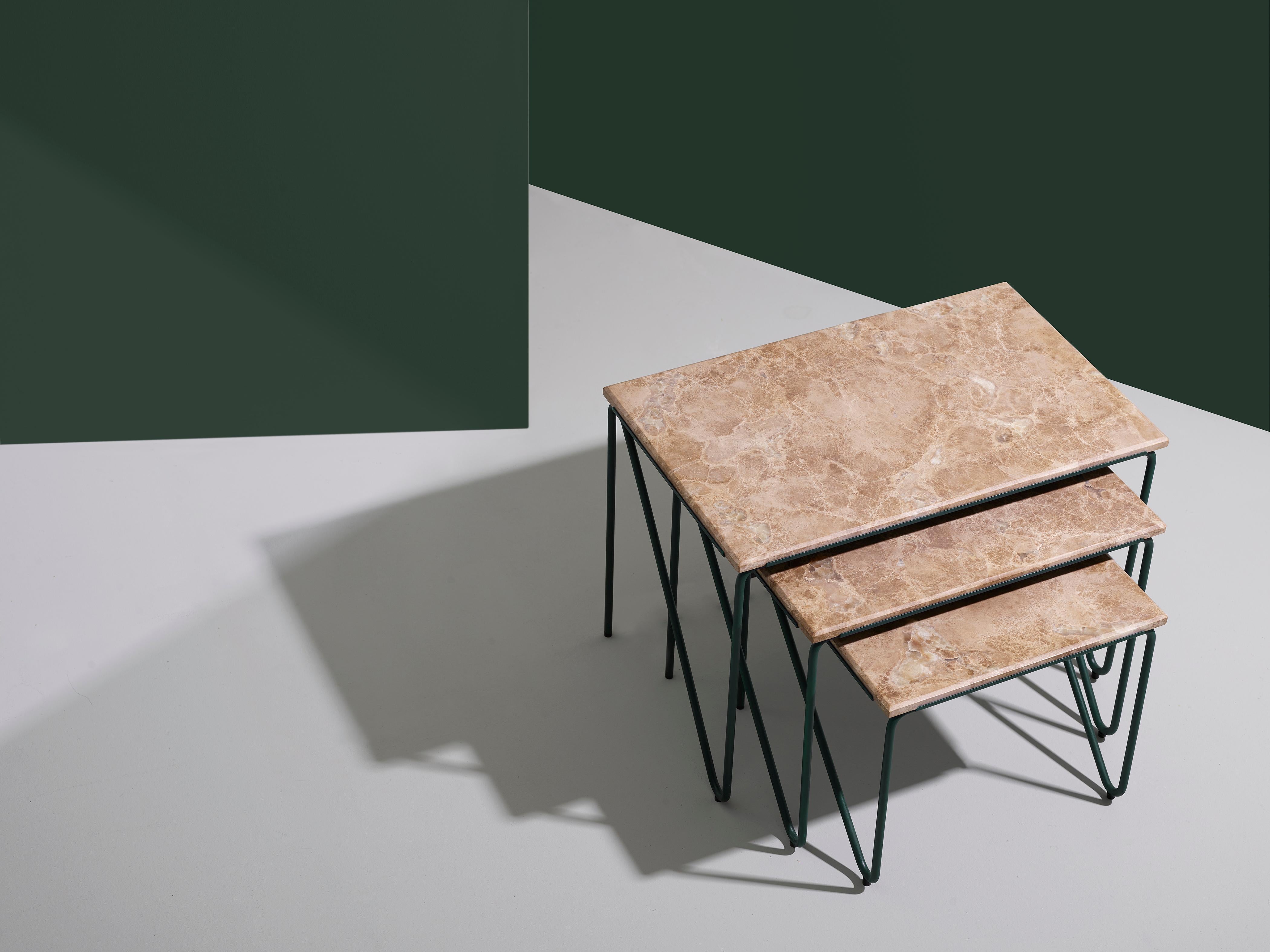 Tables gigognes triptyque en marbre marron Monaco avec cadre vert cèdre en vente 2