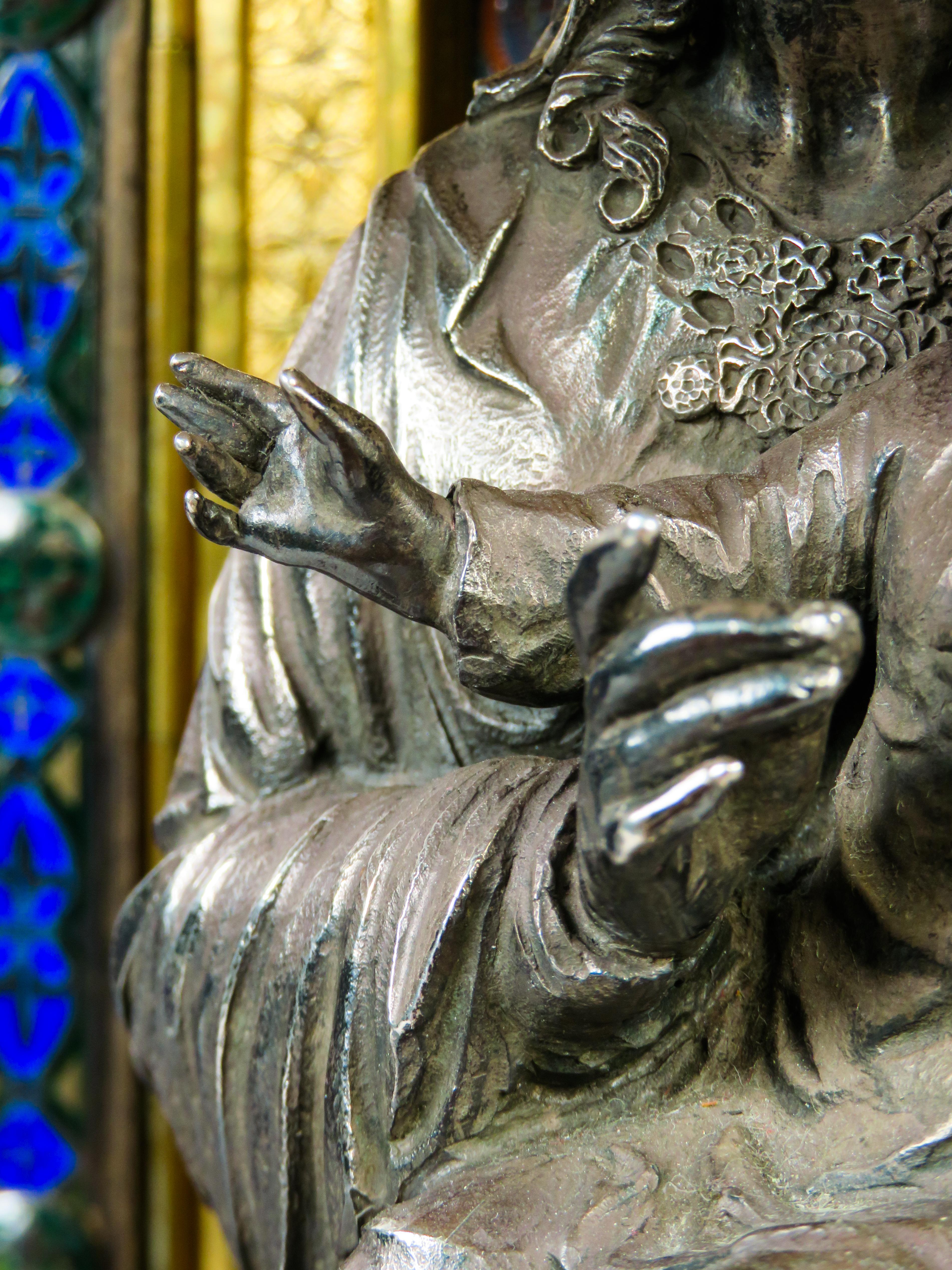 Nicchia trittica con scultura di  La Vergine Maria con il Bambino Gesù in vendita 7