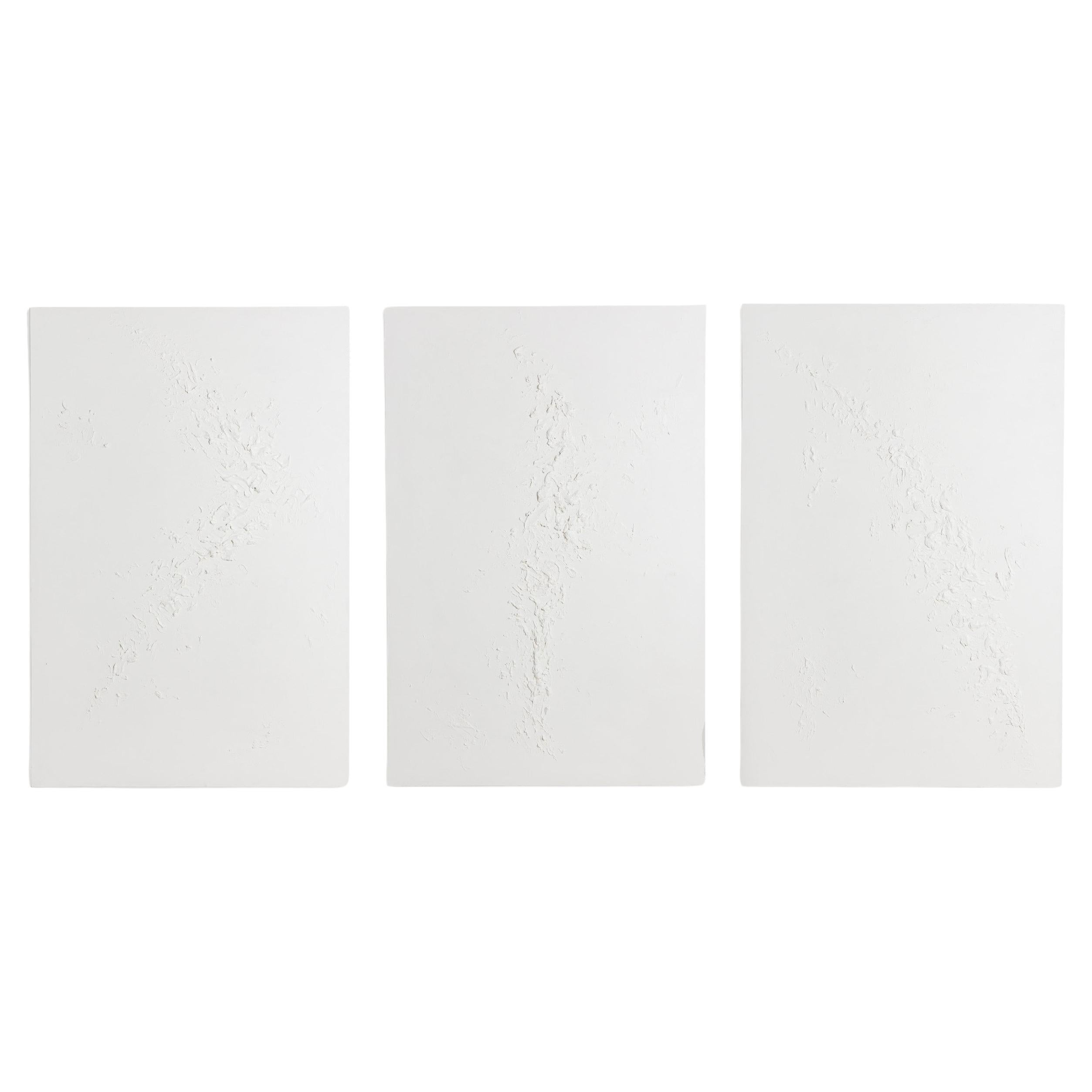 Triptyque de peintures sur toile blanches abstraites américaines en techniques mixtes en vente