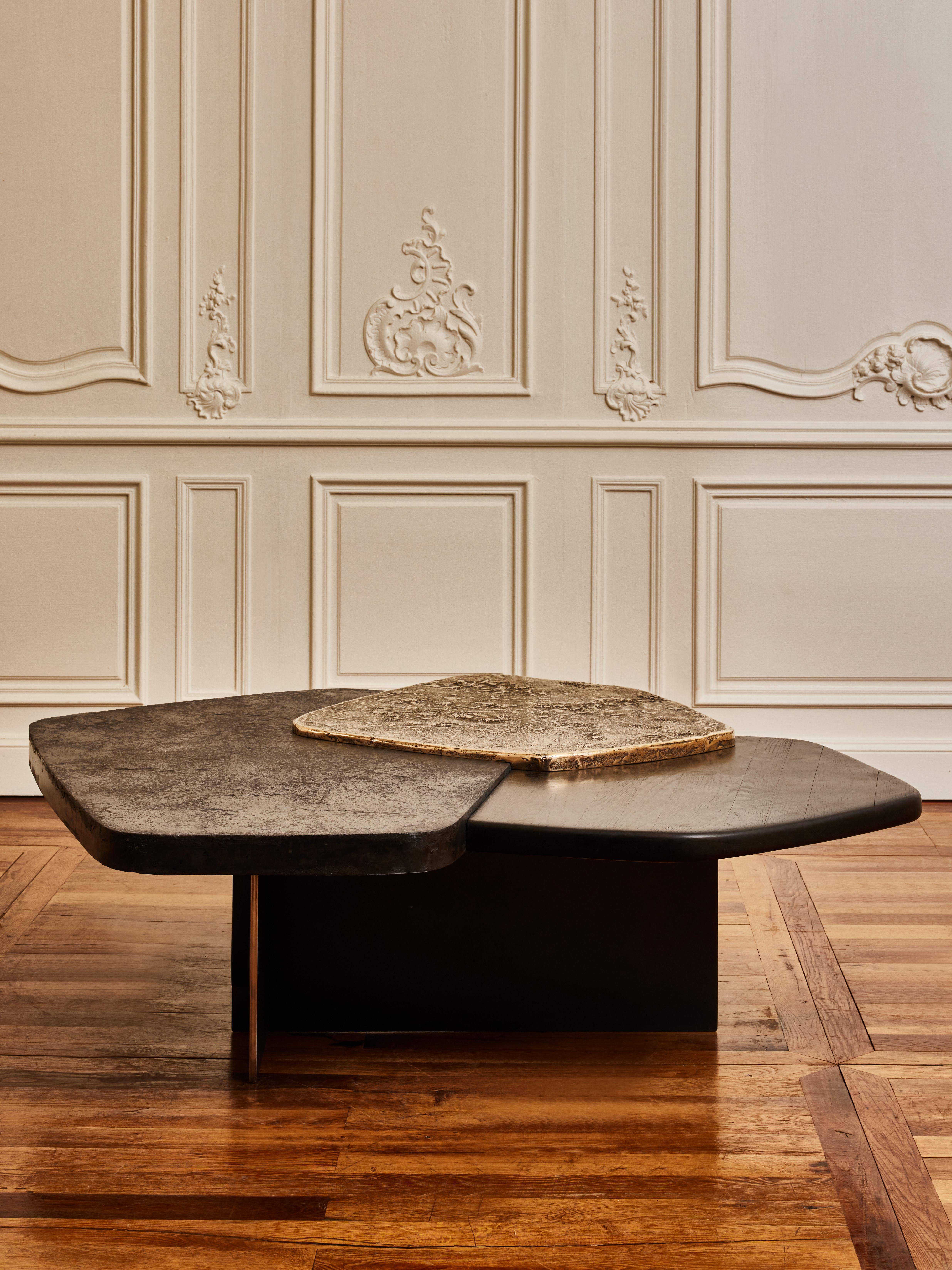 Superbe table basse en béton ciré, bois brûlé et bronze patiné.
Pièce numérotée et signée par l'artiste Erwan Boulloud.
France, 2023.

