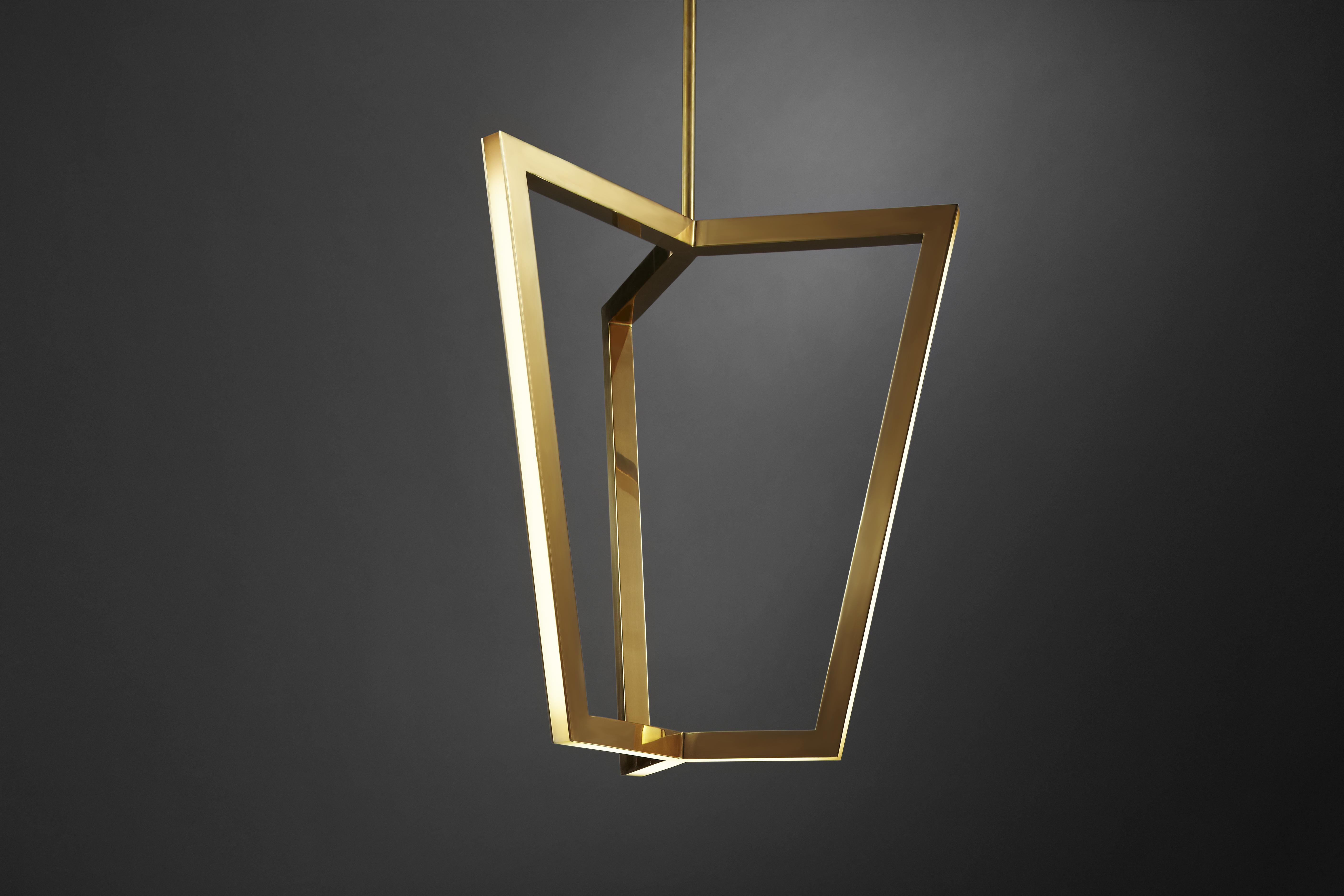 Lampada a sospensione Triptyx di Christopher Boots
Dimensioni: D 50 x H 50 cm.
Materiali: Ottone, polimero.

Disponibile in ottone invecchiato, ottone spazzolato, ottone strofinato a mano, bronzo scuro, patina screziata e ottone lucido.